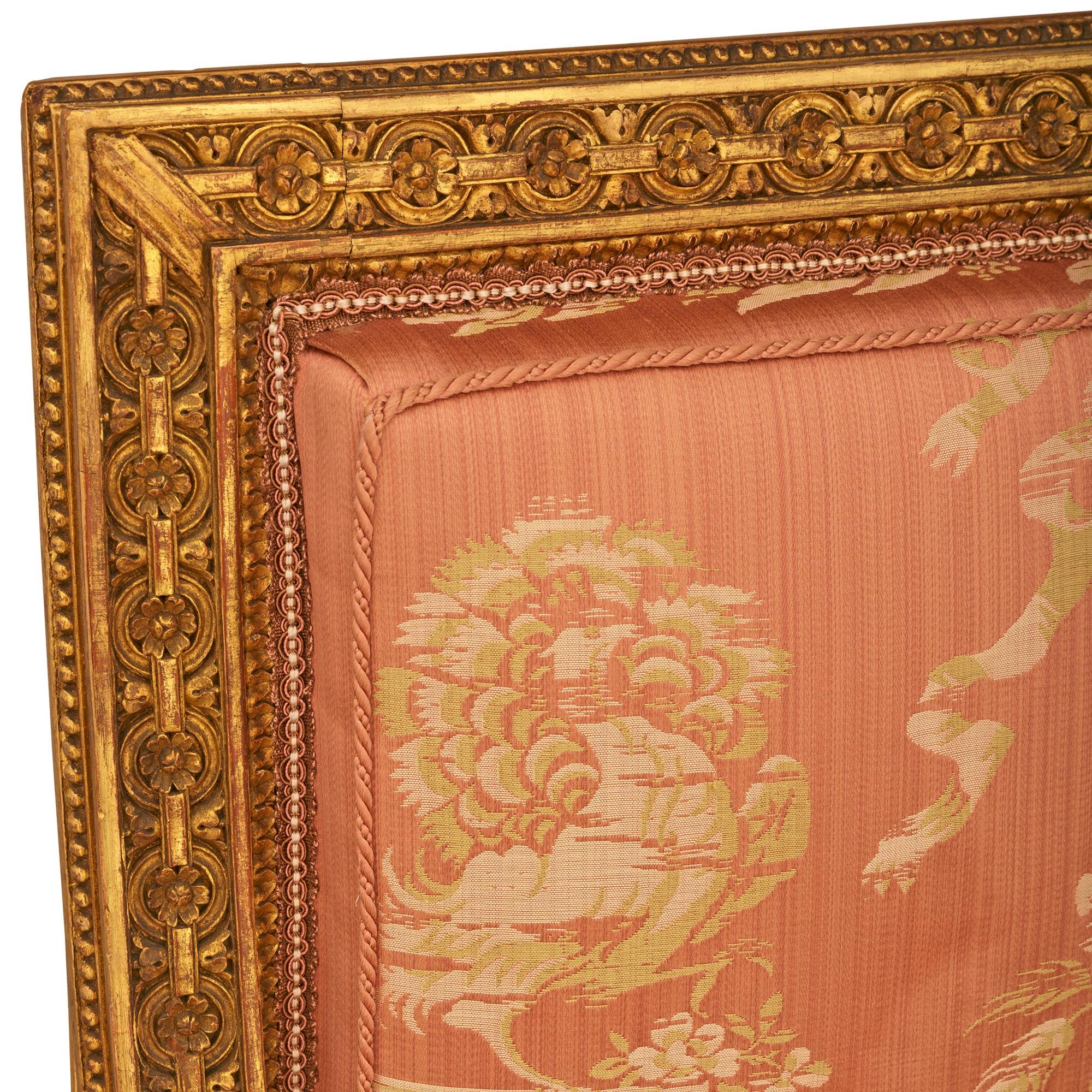 Pareja de sillones Bergère franceses de madera dorada de la época Luis XVI en Bueno estado para la venta en West Palm Beach, FL