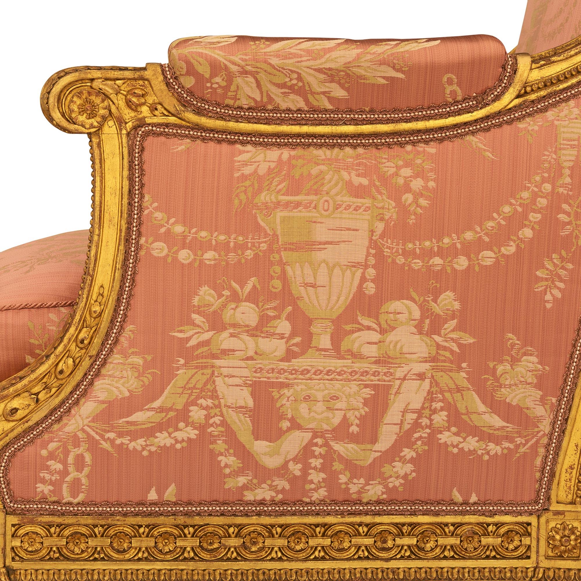 Pareja de sillones Bergère franceses de madera dorada de la época Luis XVI siglo XVIII y antes en venta