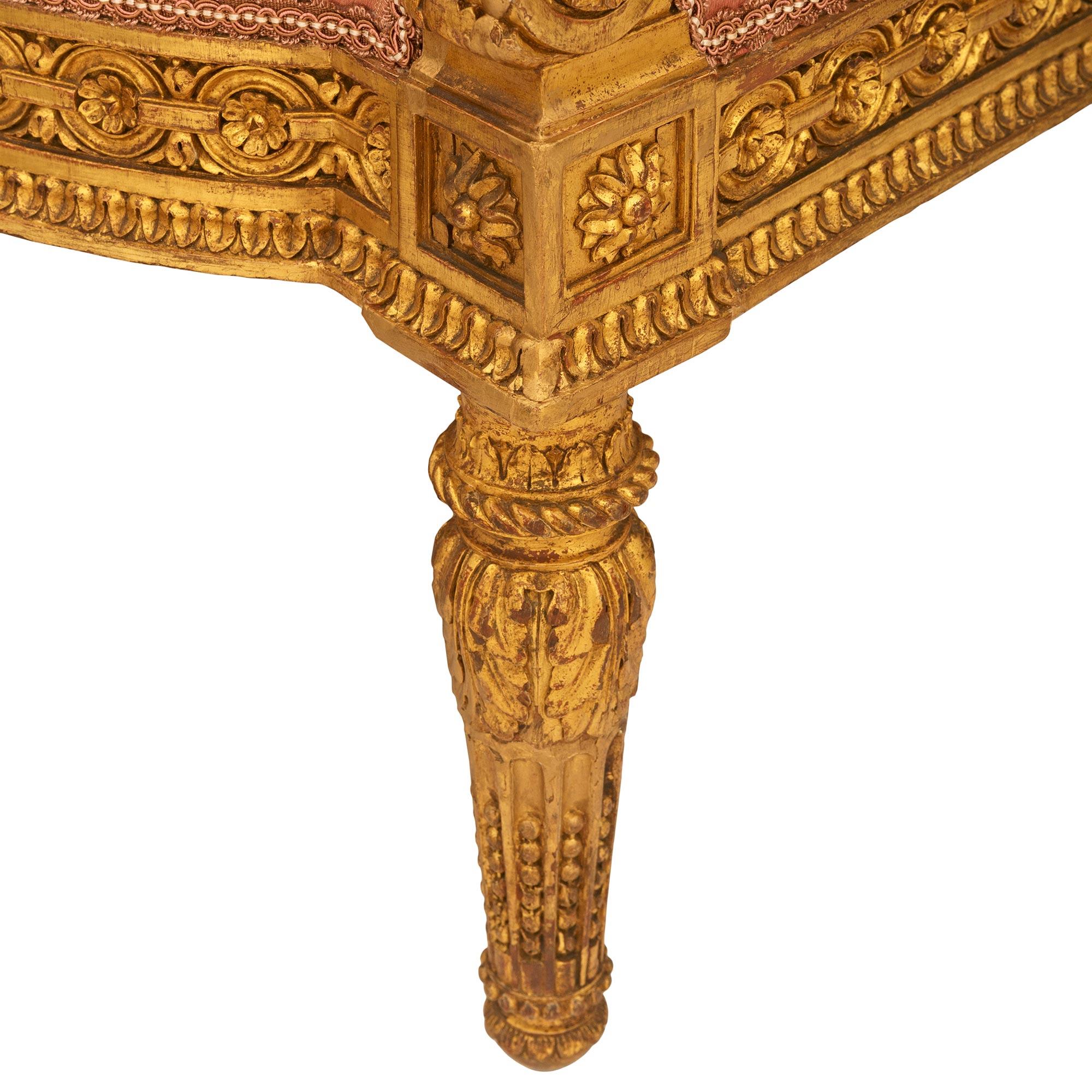 Pareja de sillones Bergère franceses de madera dorada de la época Luis XVI en venta 1