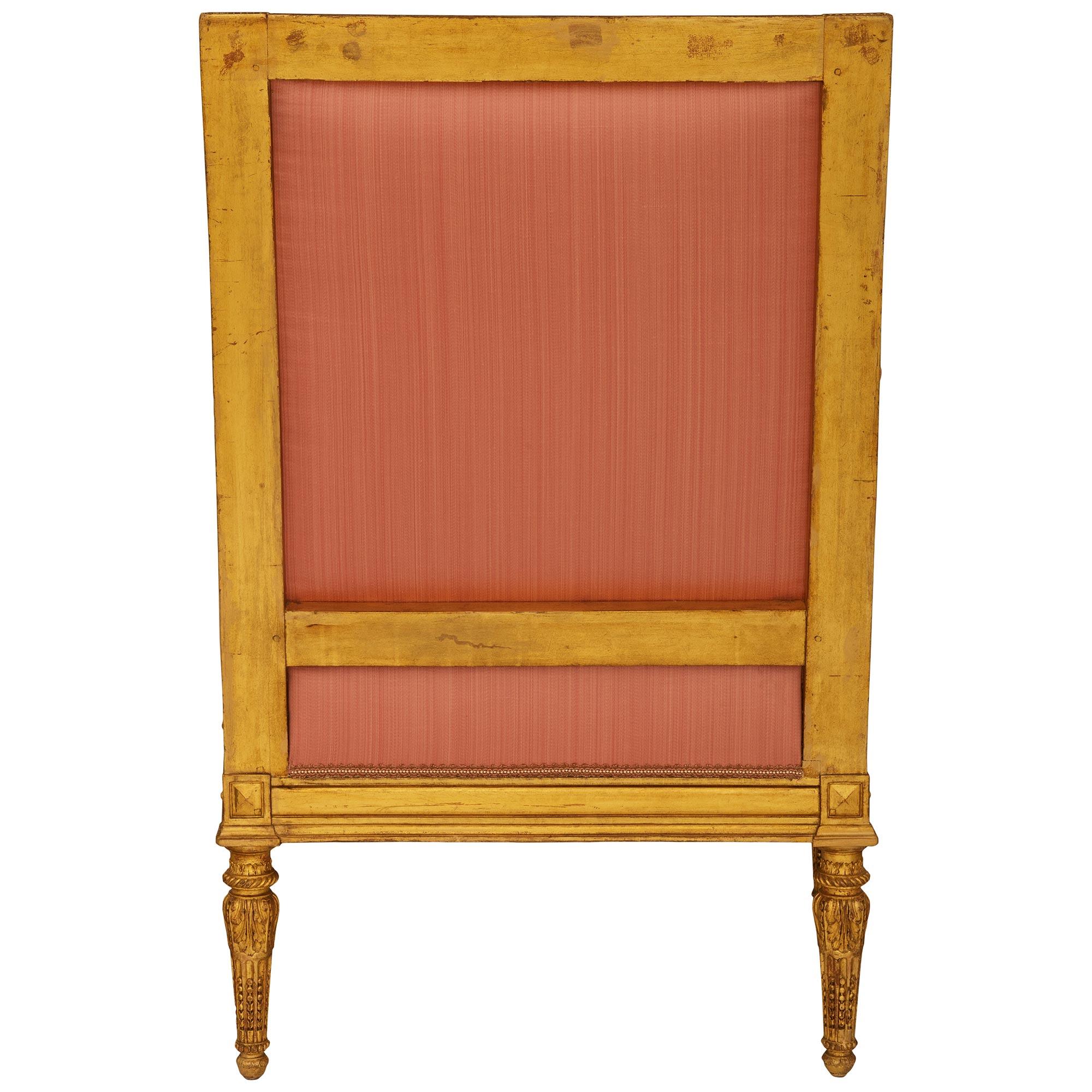 Pareja de sillones Bergère franceses de madera dorada de la época Luis XVI en venta 2