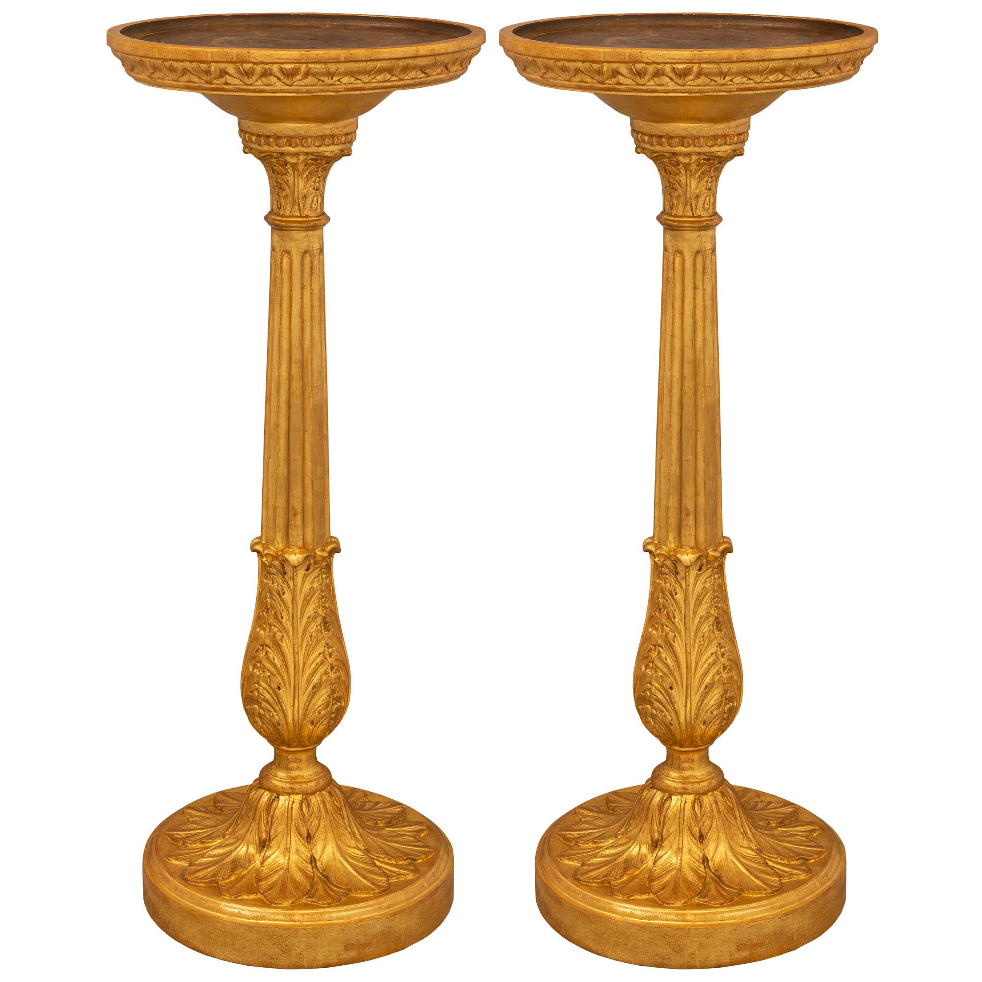 Coppia di piedistalli francesi del XVIII secolo di epoca Luigi XVI in legno dorato e legno patinato