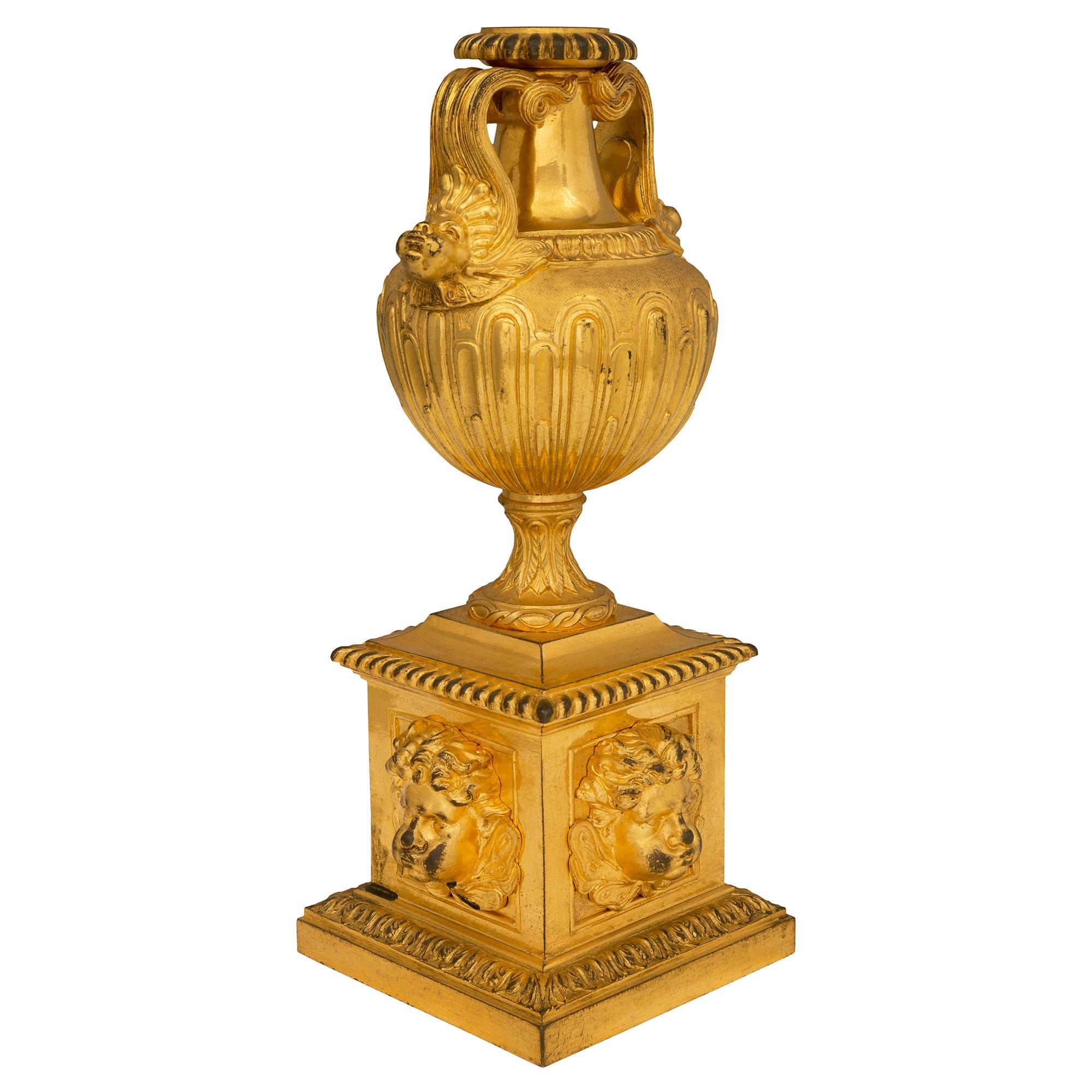 Français Paire de chenets de cheminée en bronze doré d'époque Louis XVI du 18ème siècle français en vente