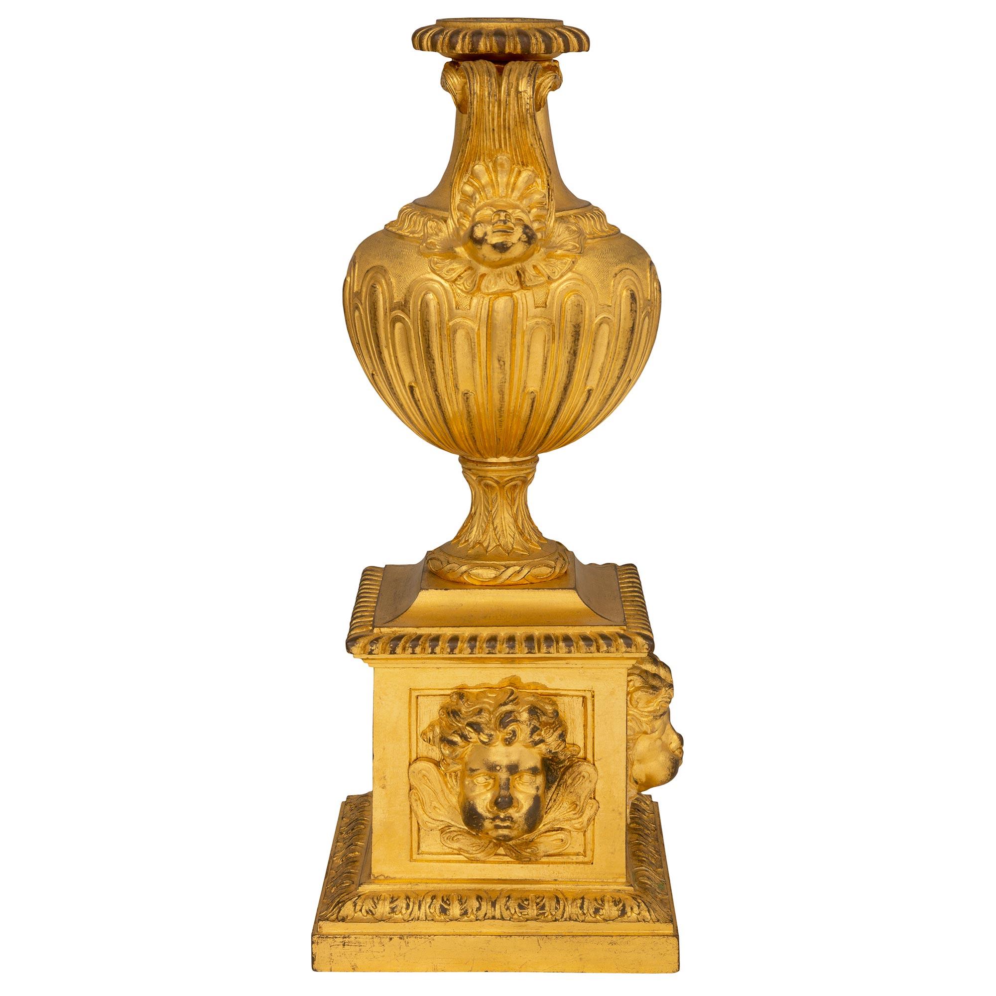Paar französische Goldbronze-Kamin-Chenets/Kaminböcke aus der Louis-XVI-Periode des 18. Jahrhunderts (Französisch) im Angebot