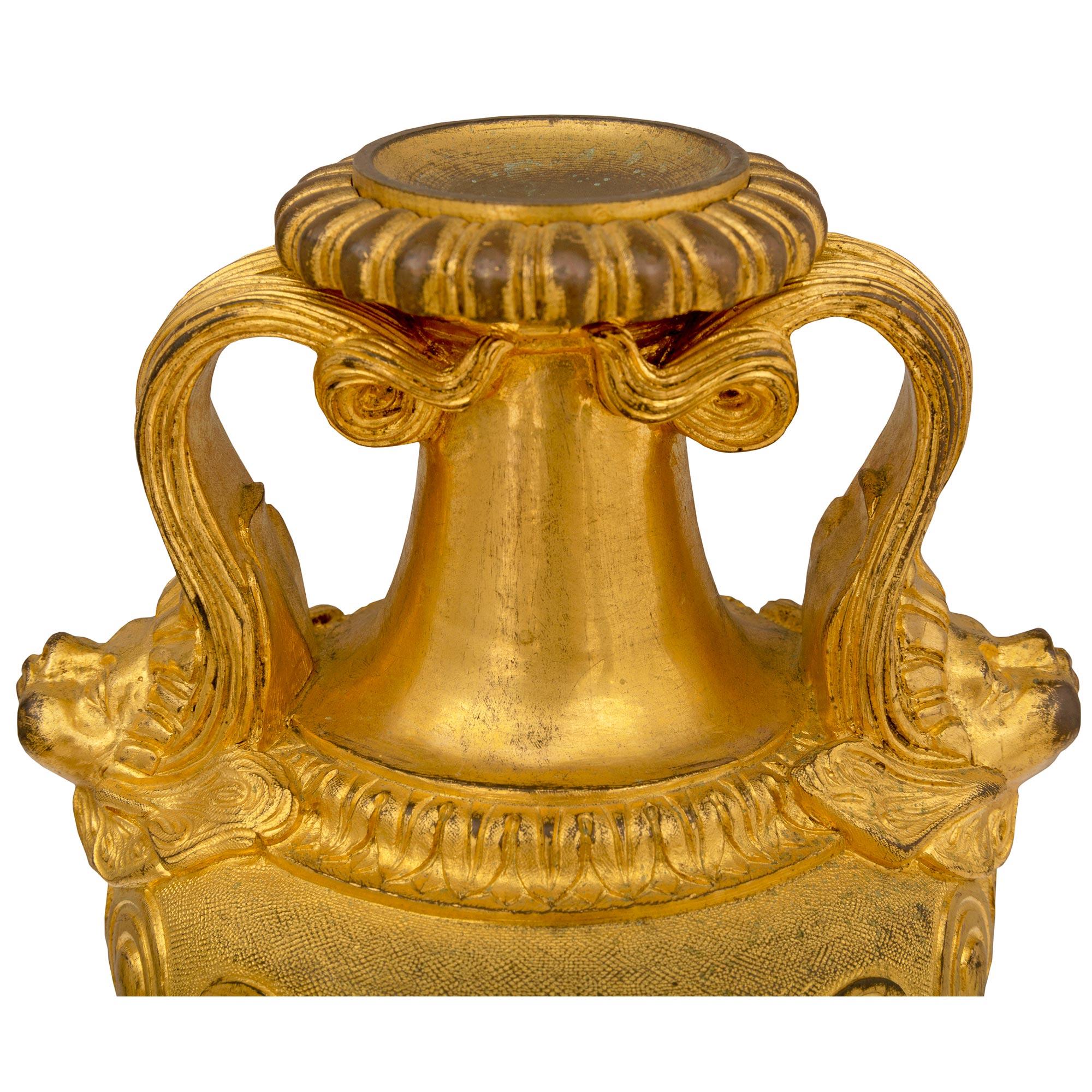 Bronze doré Paire de chenets de cheminée en bronze doré d'époque Louis XVI du 18ème siècle français en vente