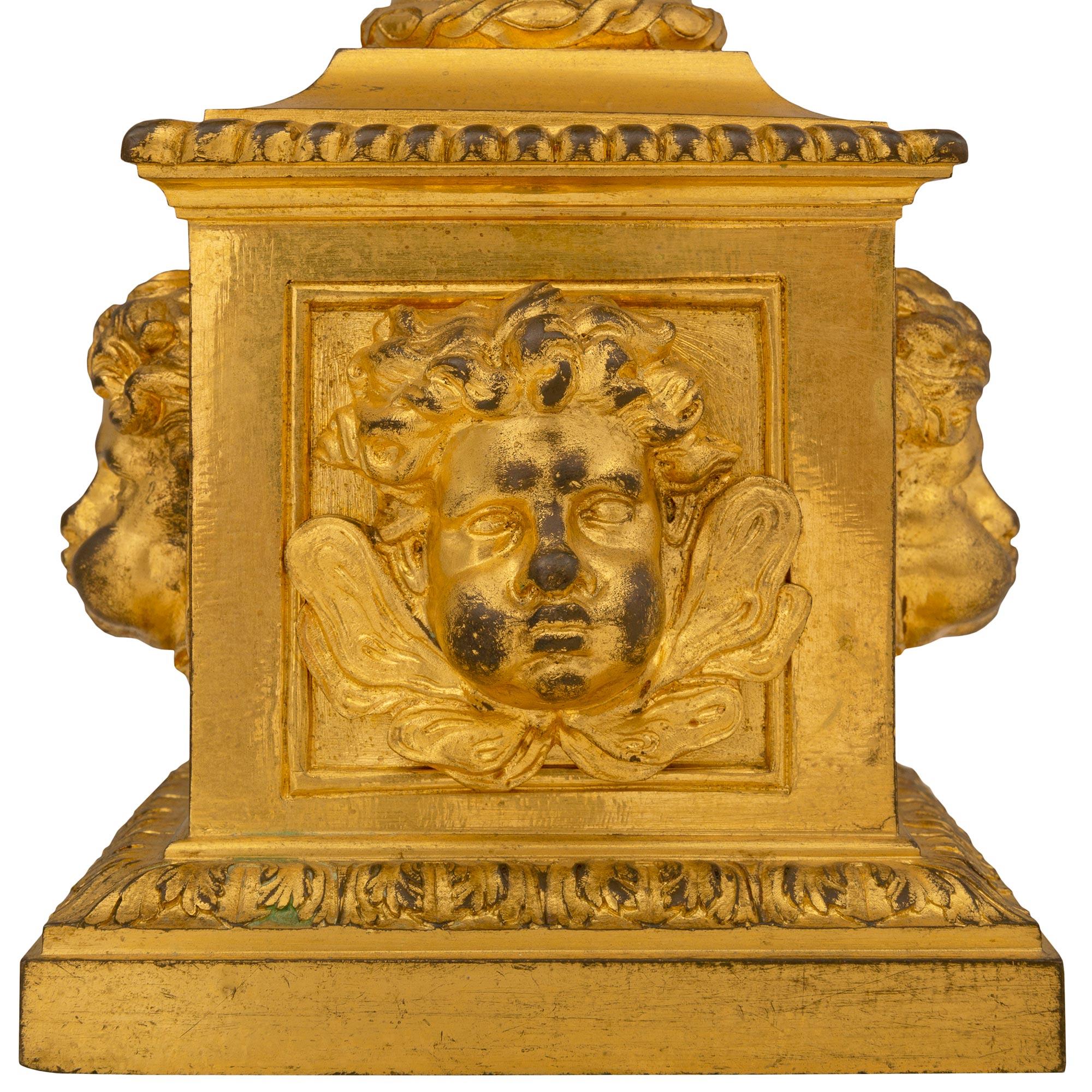 Paar französische Goldbronze-Kamin-Chenets/Kaminböcke aus der Louis-XVI-Periode des 18. Jahrhunderts im Angebot 2
