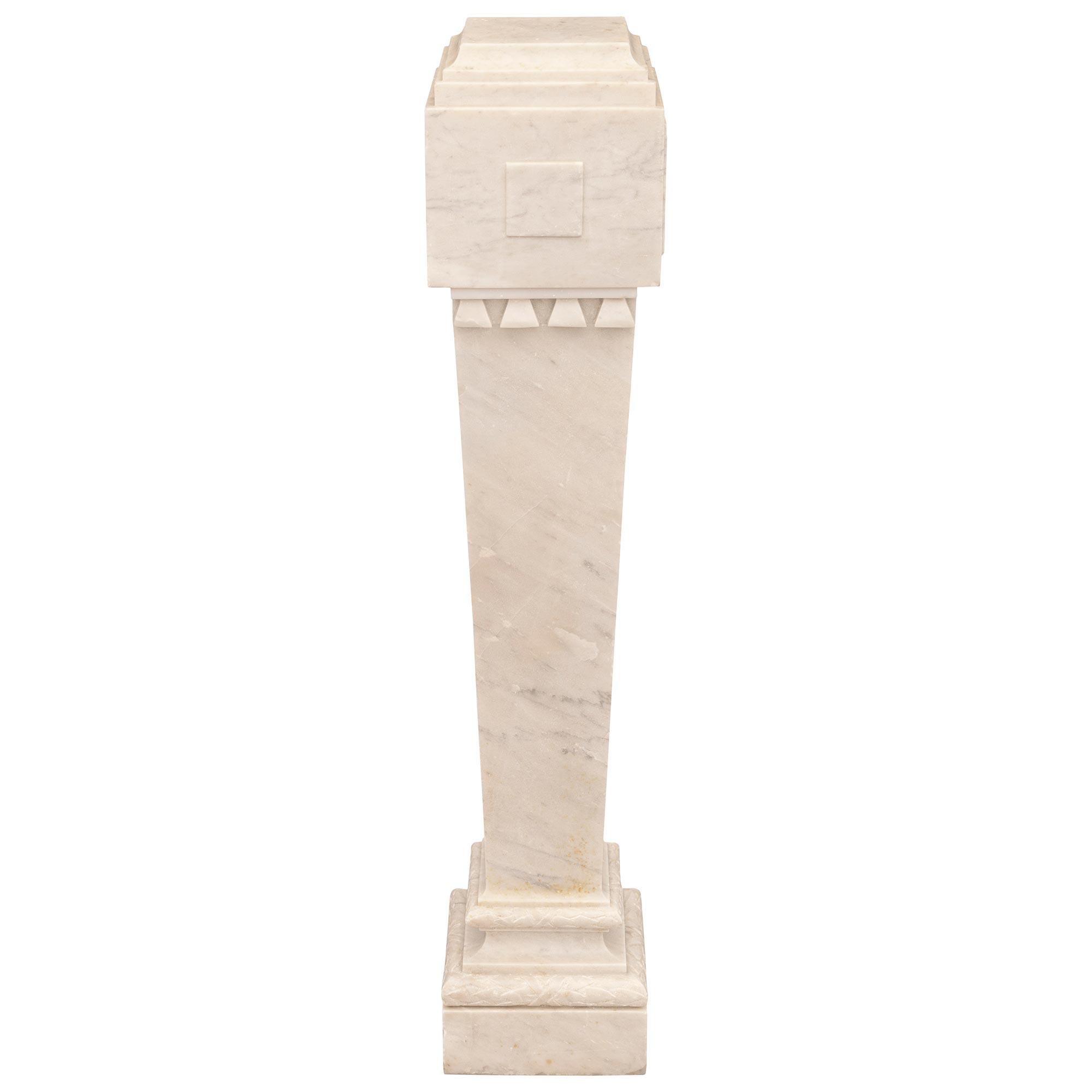paire de piédestaux en marbre blanc de Carrare d'époque Louis XVI du XVIIIe siècle français Bon état - En vente à West Palm Beach, FL