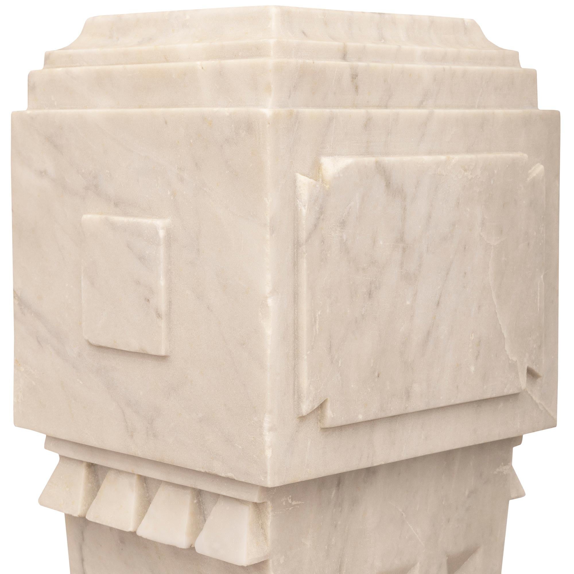 XVIIIe siècle et antérieur paire de piédestaux en marbre blanc de Carrare d'époque Louis XVI du XVIIIe siècle français en vente