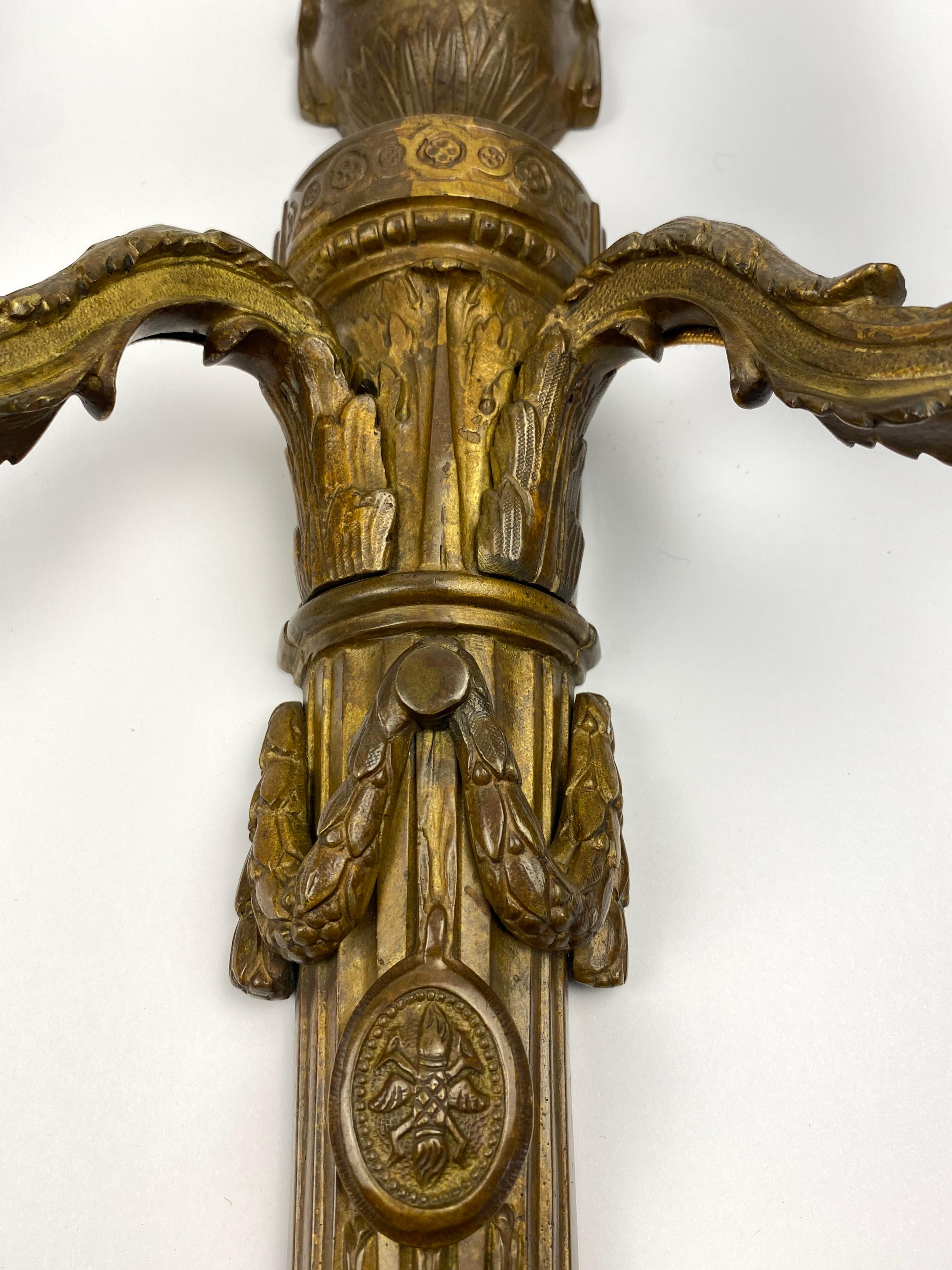 Doré Paire d'appliques françaises de style Louis XVI du 18ème siècle en vente