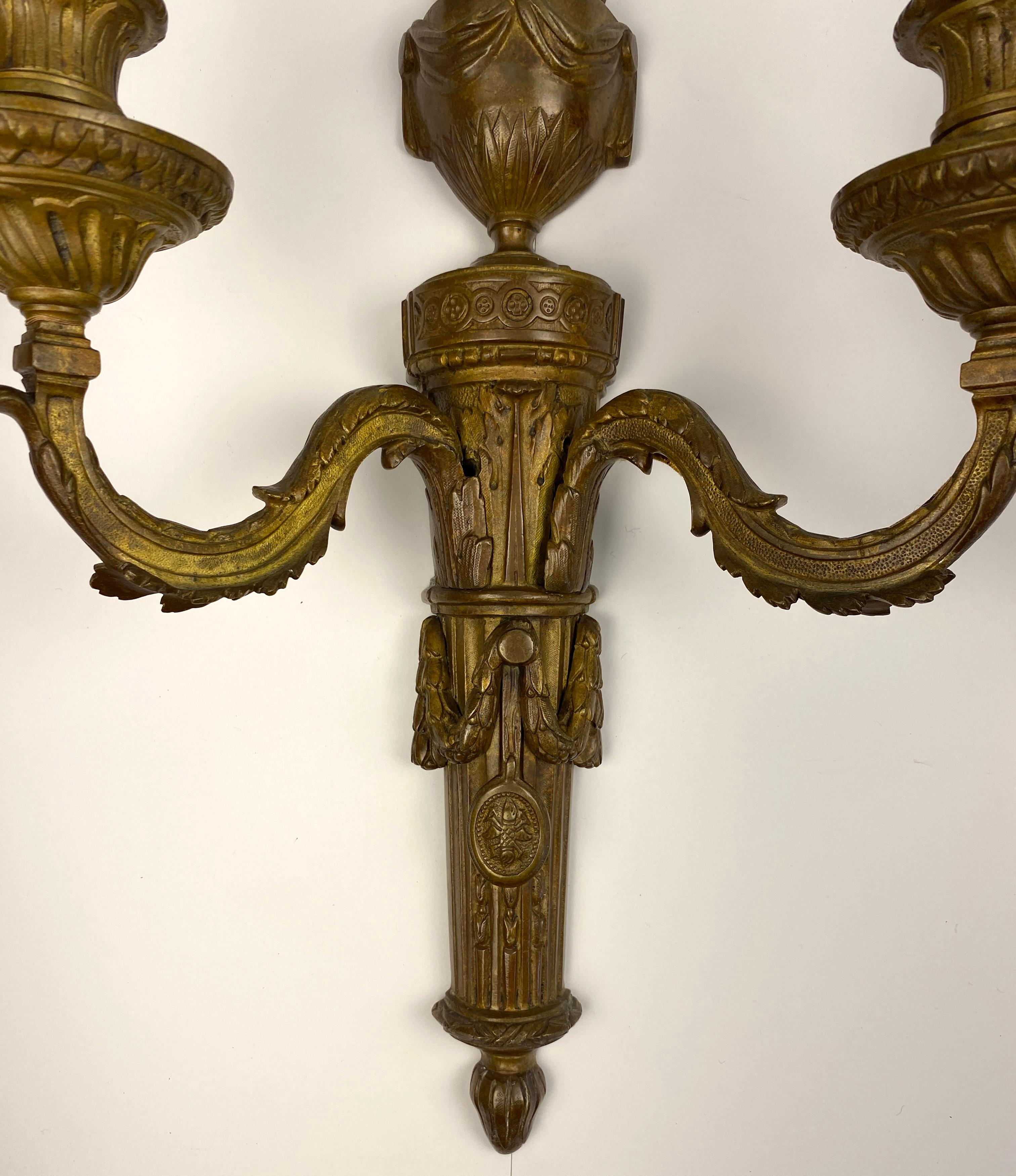 Bronze Paire d'appliques françaises de style Louis XVI du 18ème siècle en vente