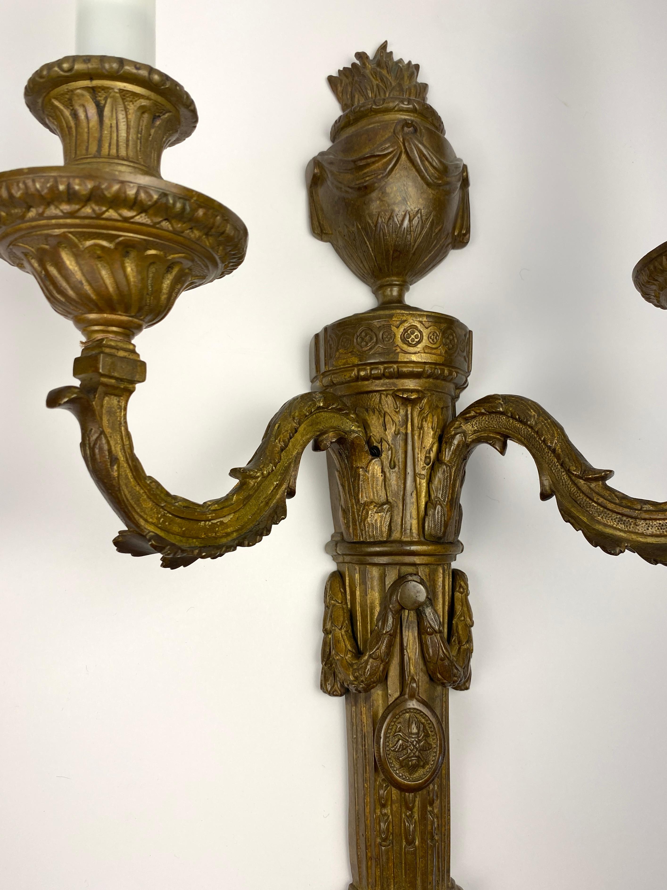 Paire d'appliques françaises de style Louis XVI du 18ème siècle en vente 1
