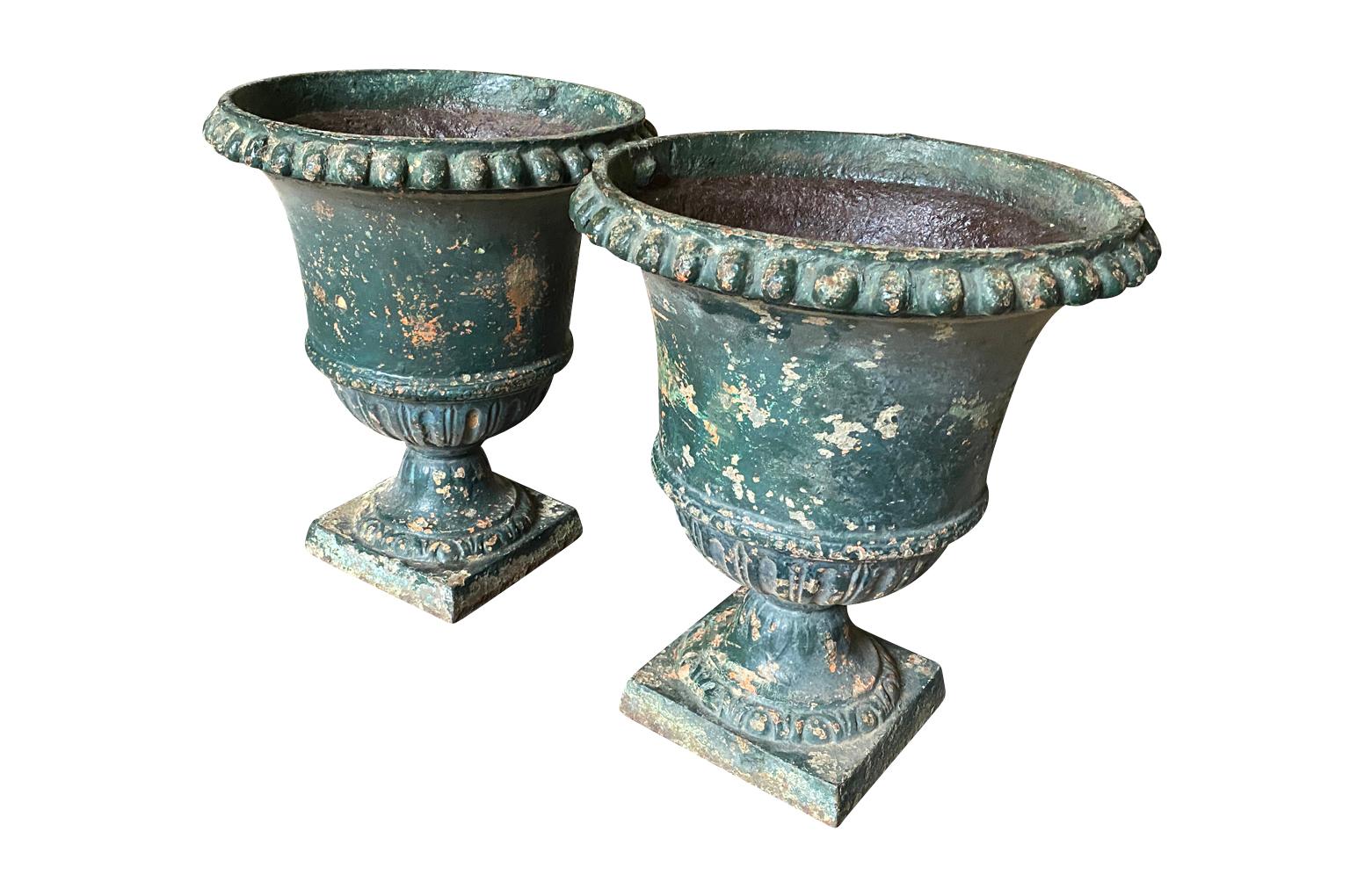 Pair Of French 18th Century Medici Urns  In Good Condition For Sale In Atlanta, GA