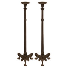 Paar französische neugriechische St. des 18. Kerzenständer aus Schmiedeeisen
