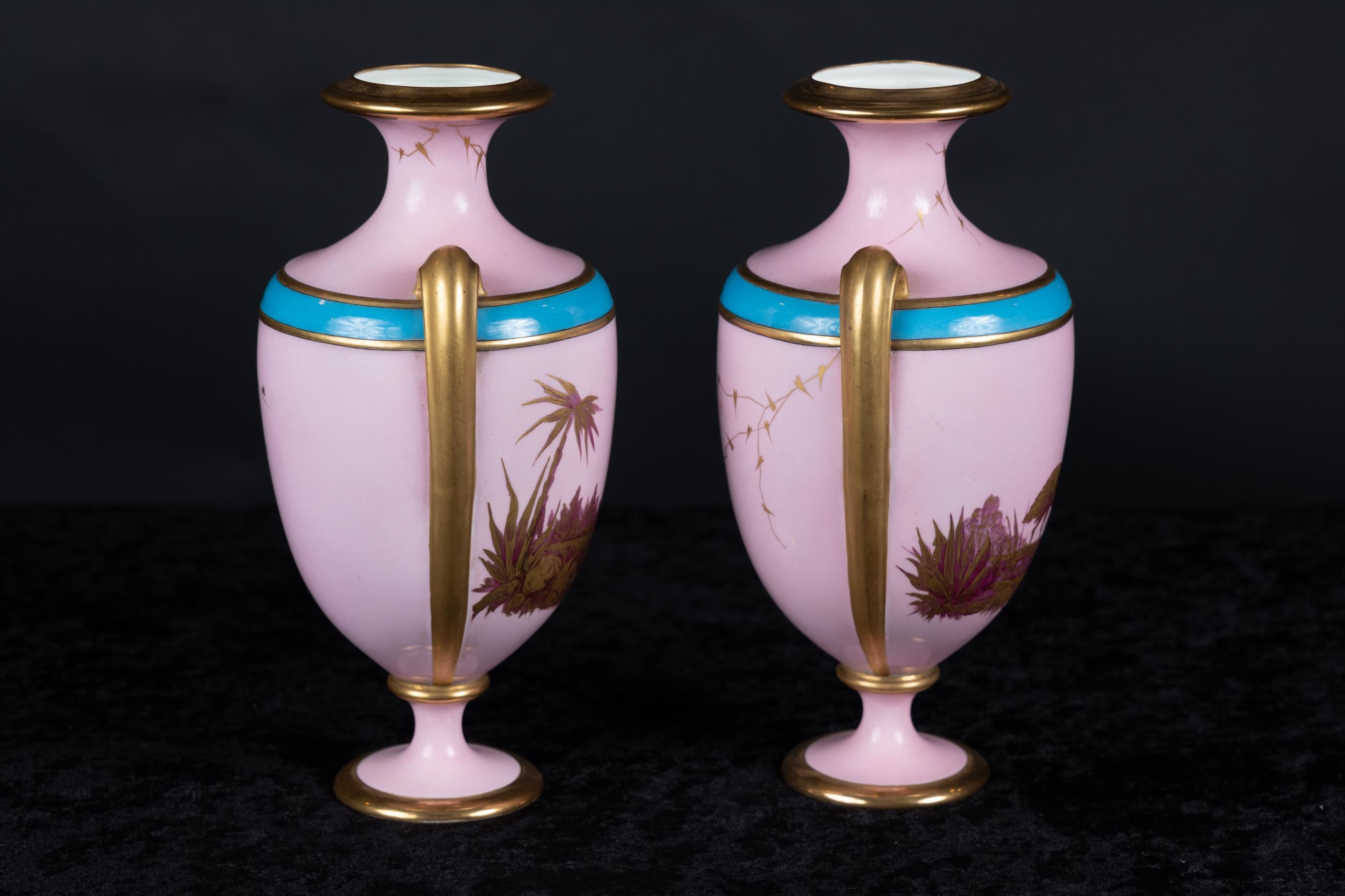 Paire de vases français à pieds roses en porcelaine du 18ème siècle, signés en vente 3