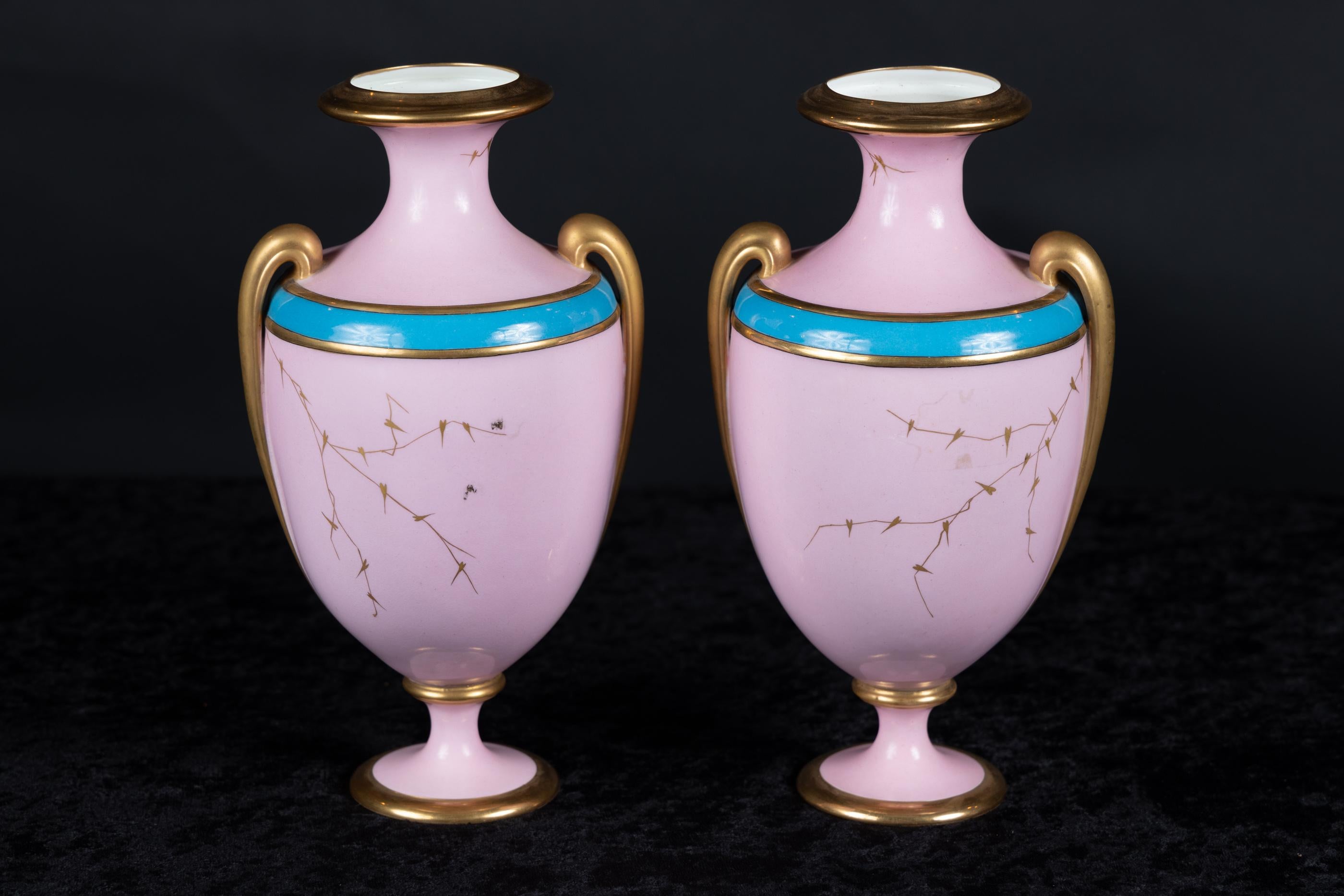 Français Paire de vases français à pieds roses en porcelaine du 18ème siècle, signés en vente
