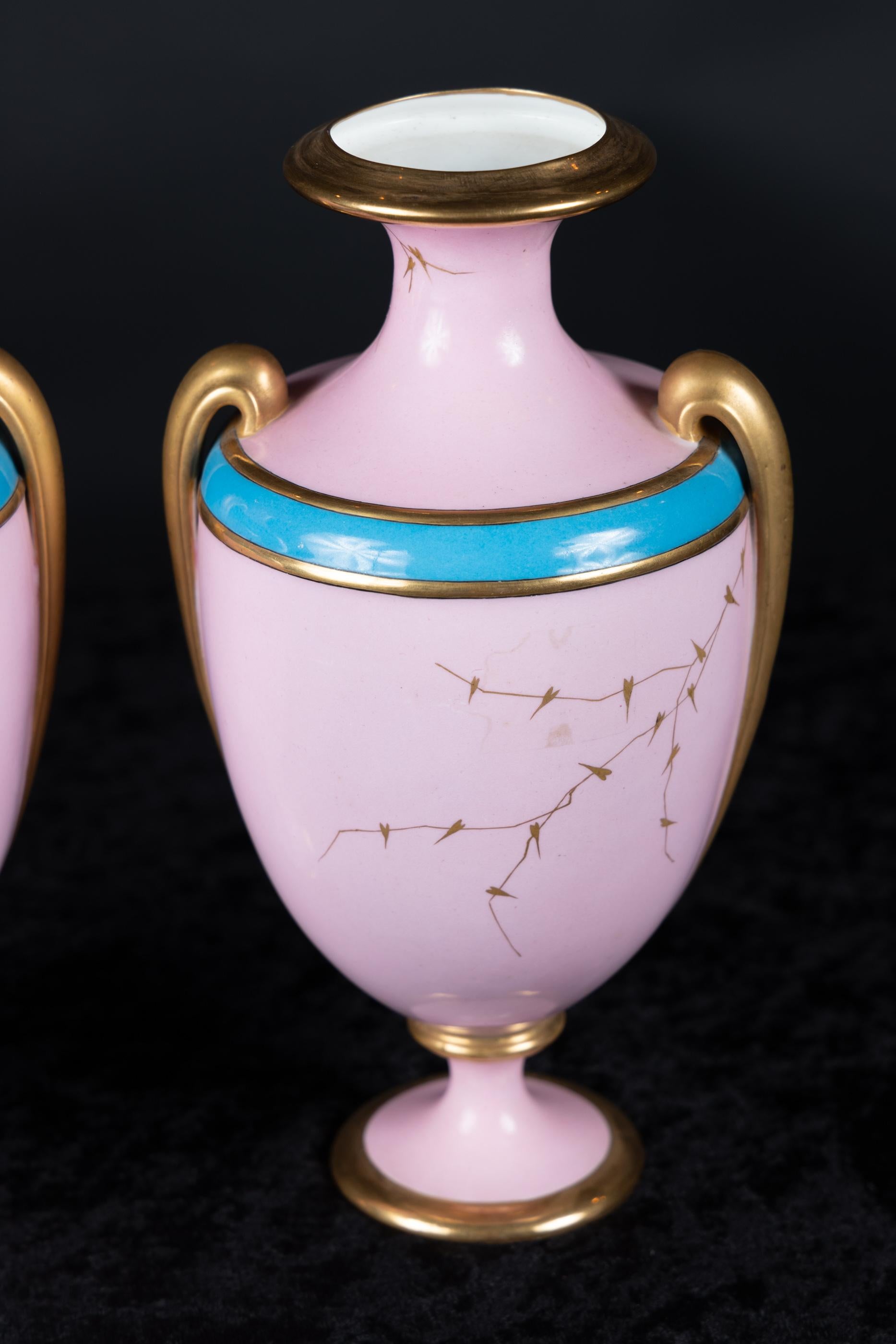Paire de vases français à pieds roses en porcelaine du 18ème siècle, signés Bon état - En vente à New Orleans, LA