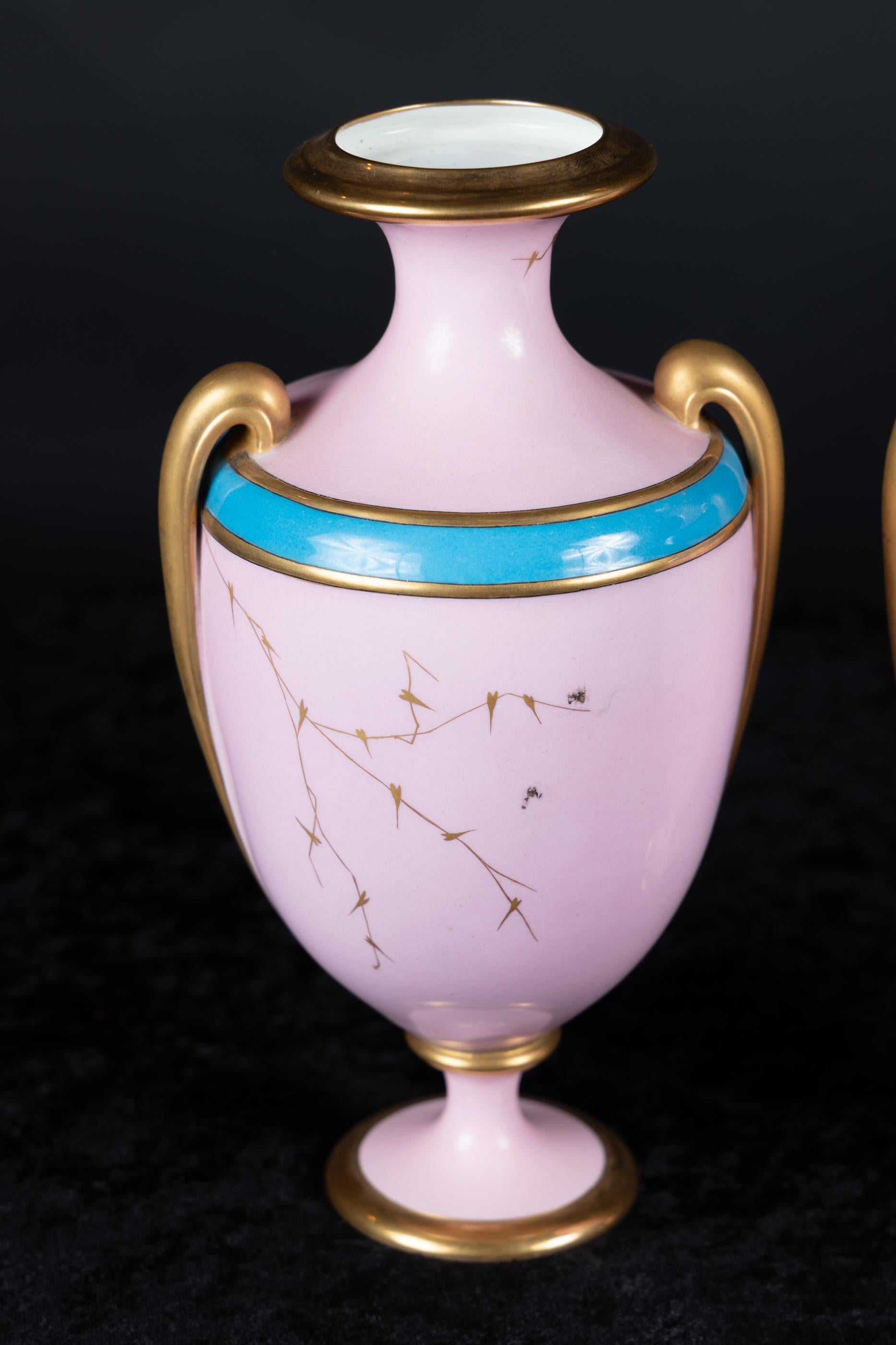 XVIIIe siècle et antérieur Paire de vases français à pieds roses en porcelaine du 18ème siècle, signés en vente