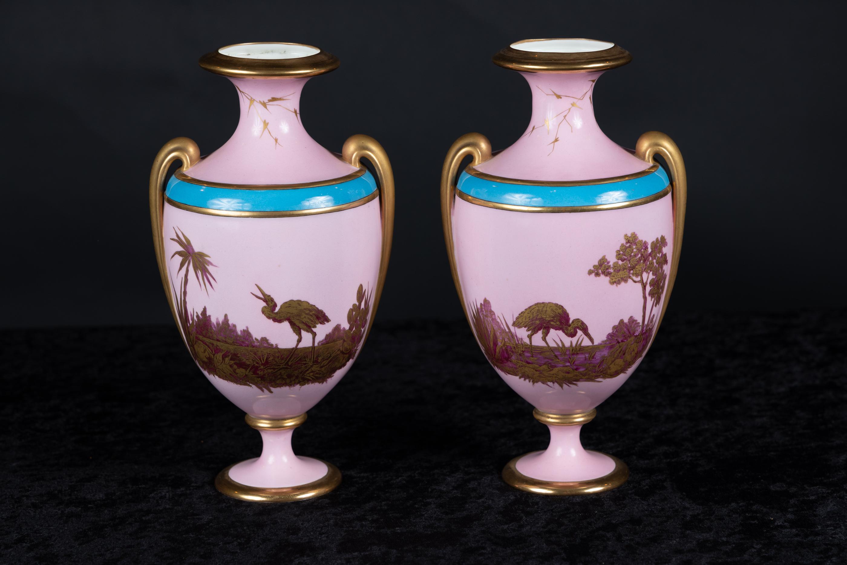 Porcelaine Paire de vases français à pieds roses en porcelaine du 18ème siècle, signés en vente