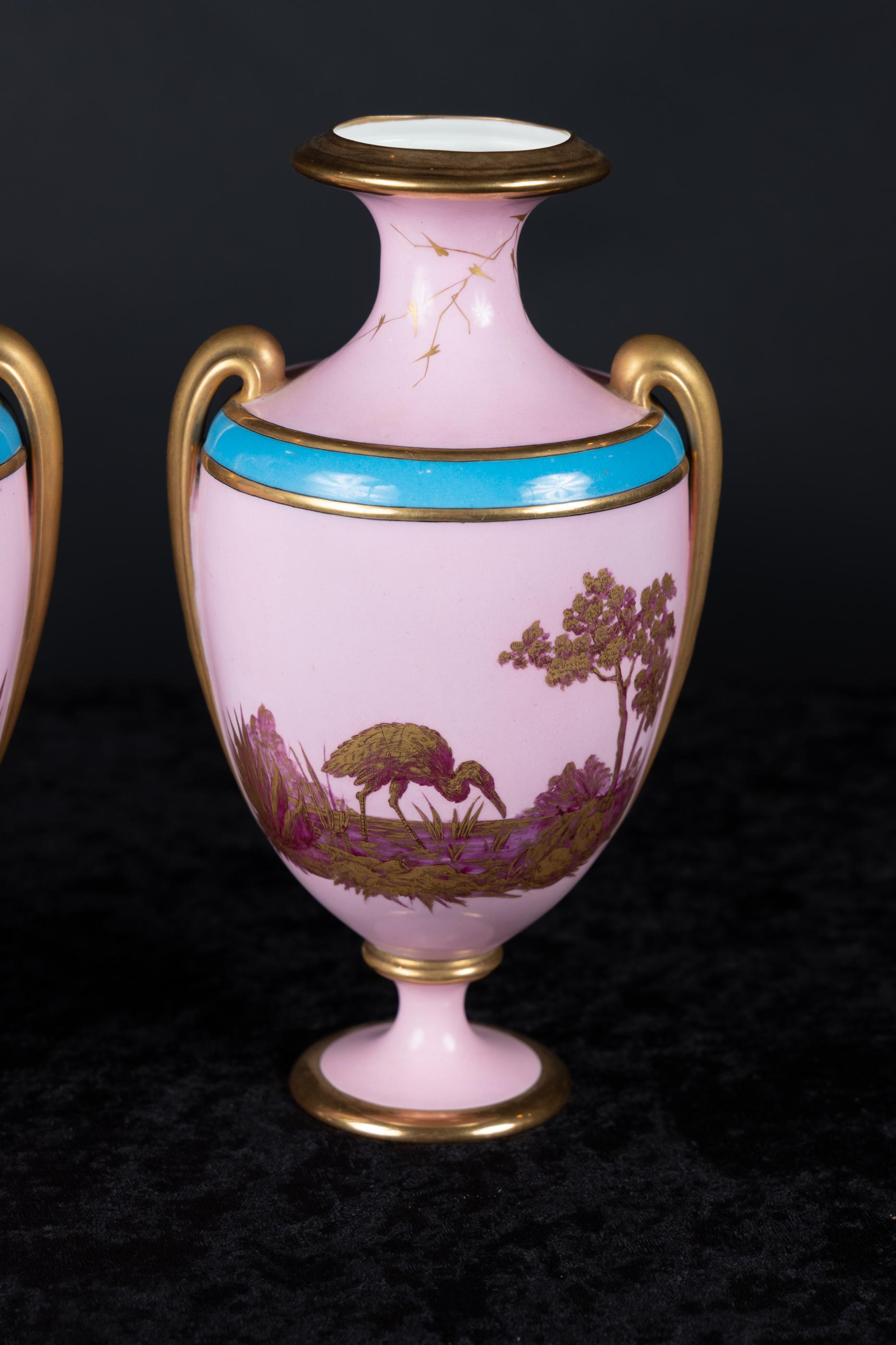 Paire de vases français à pieds roses en porcelaine du 18ème siècle, signés en vente 1