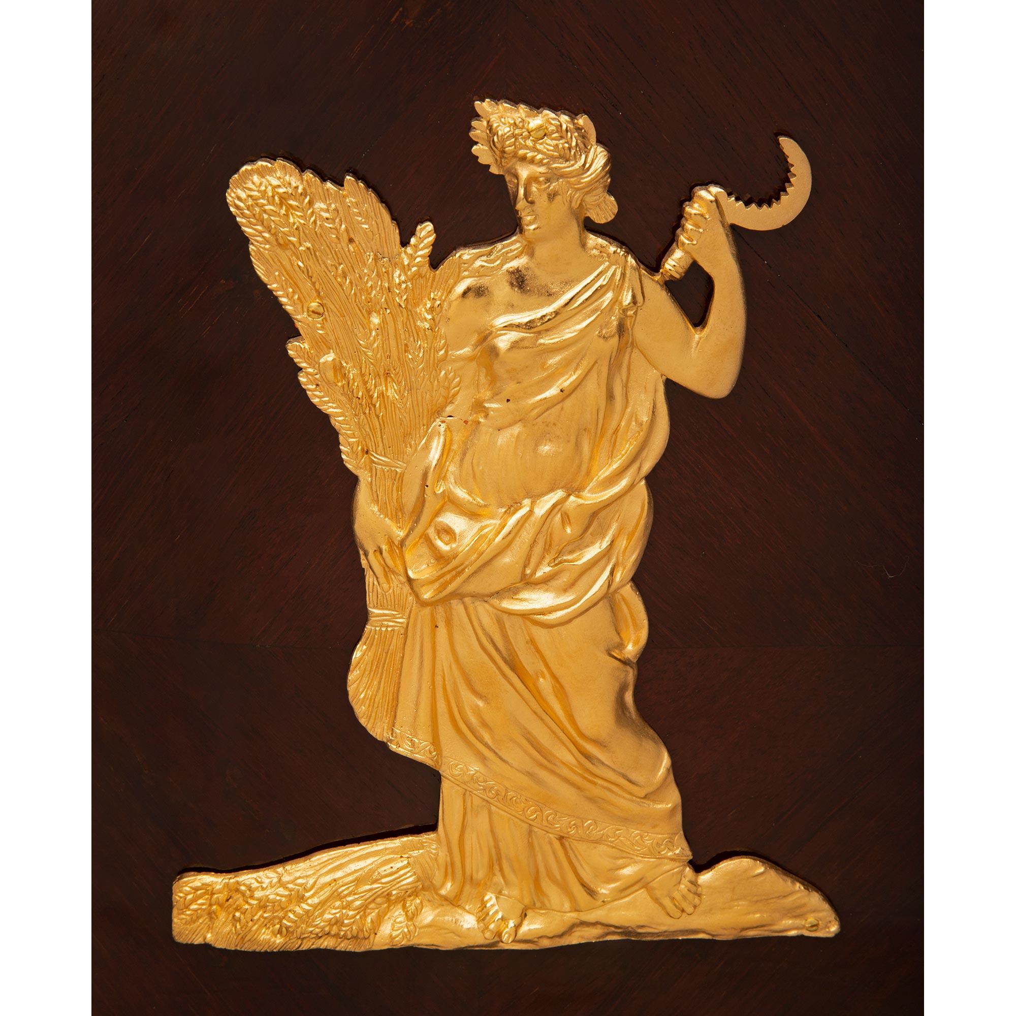 Bronze doré Paire d'armoires d'angle françaises du 18ème siècle de la période Rgence, estampillées Saunier en vente