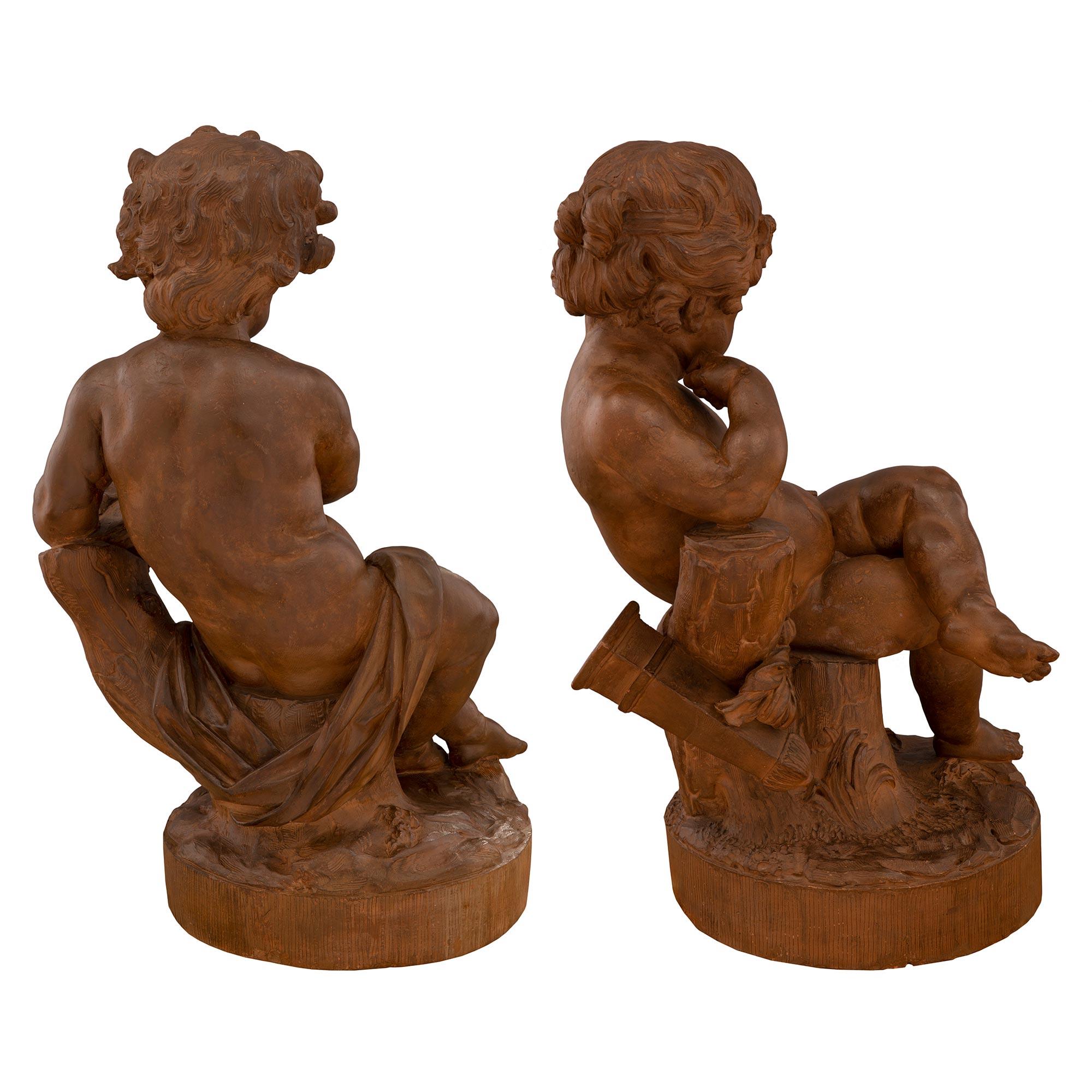 Paire de statues françaises en terre cuite du 18e siècle représentant des enfants jouant avec un oiseau en vente 4