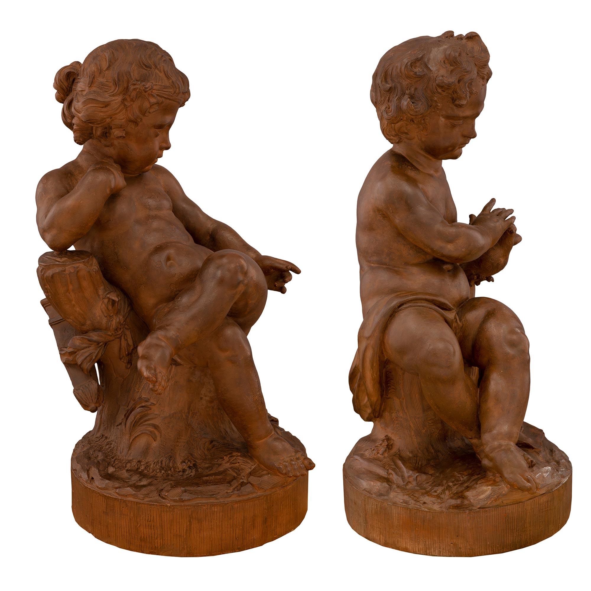 Français Paire de statues françaises en terre cuite du 18e siècle représentant des enfants jouant avec un oiseau en vente