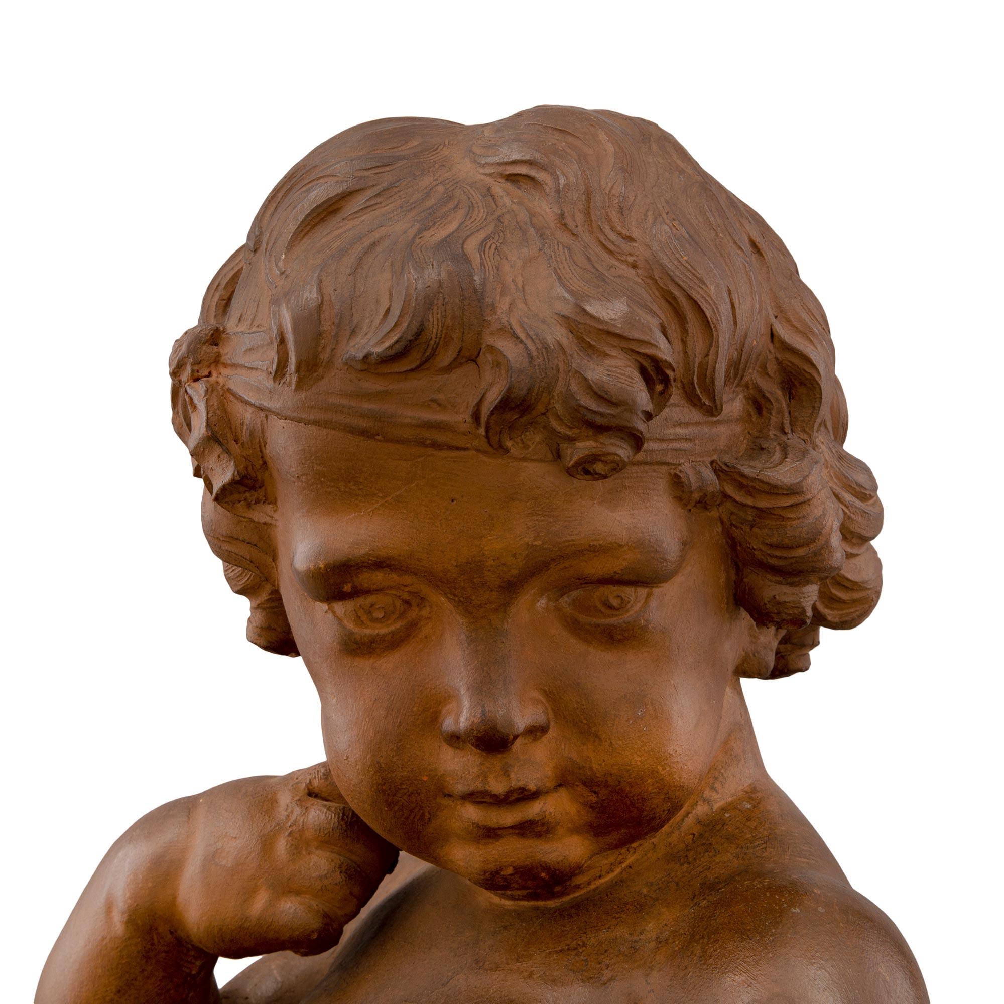 Paire de statues françaises en terre cuite du 18e siècle représentant des enfants jouant avec un oiseau Bon état - En vente à West Palm Beach, FL