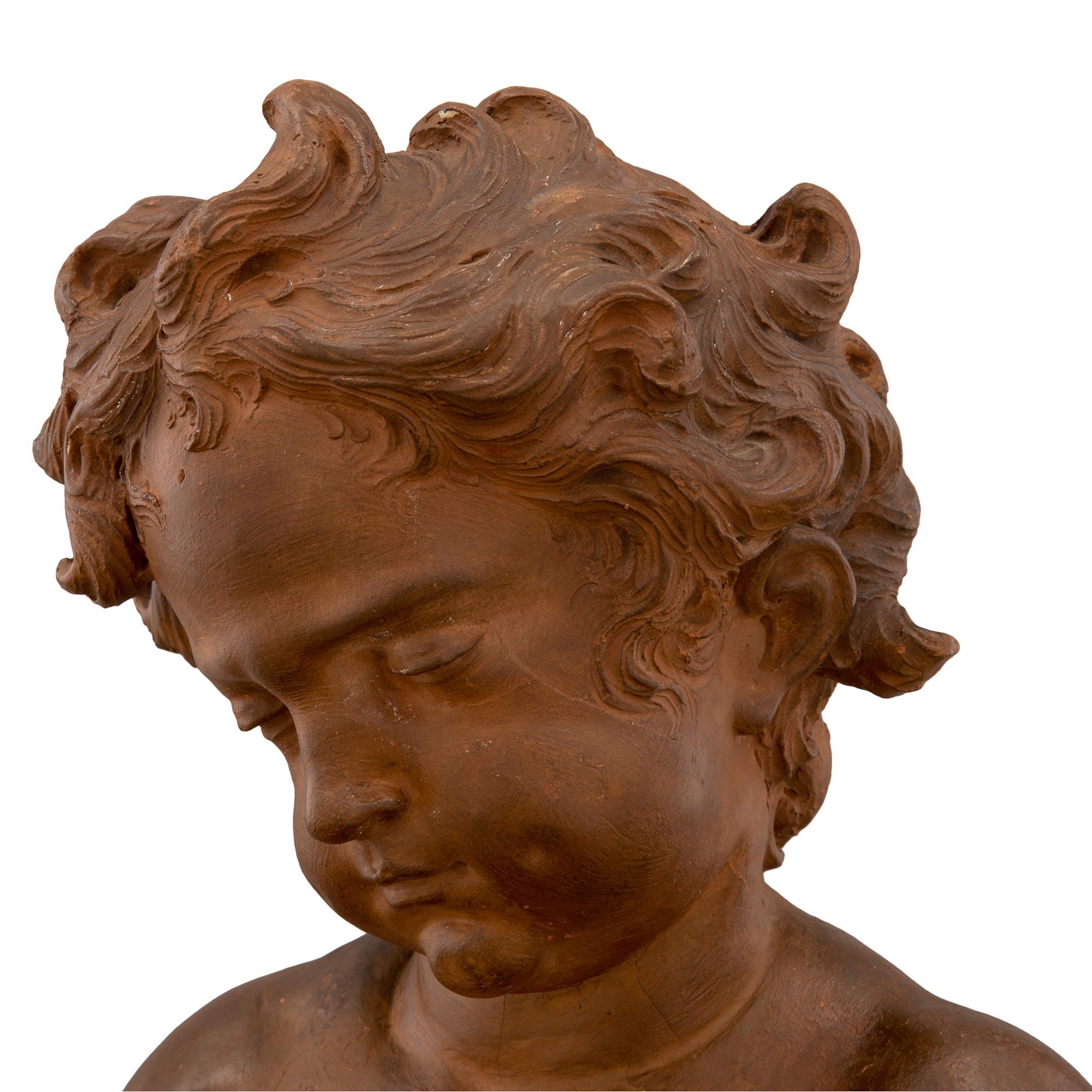 XVIIIe siècle et antérieur Paire de statues françaises en terre cuite du 18e siècle représentant des enfants jouant avec un oiseau en vente