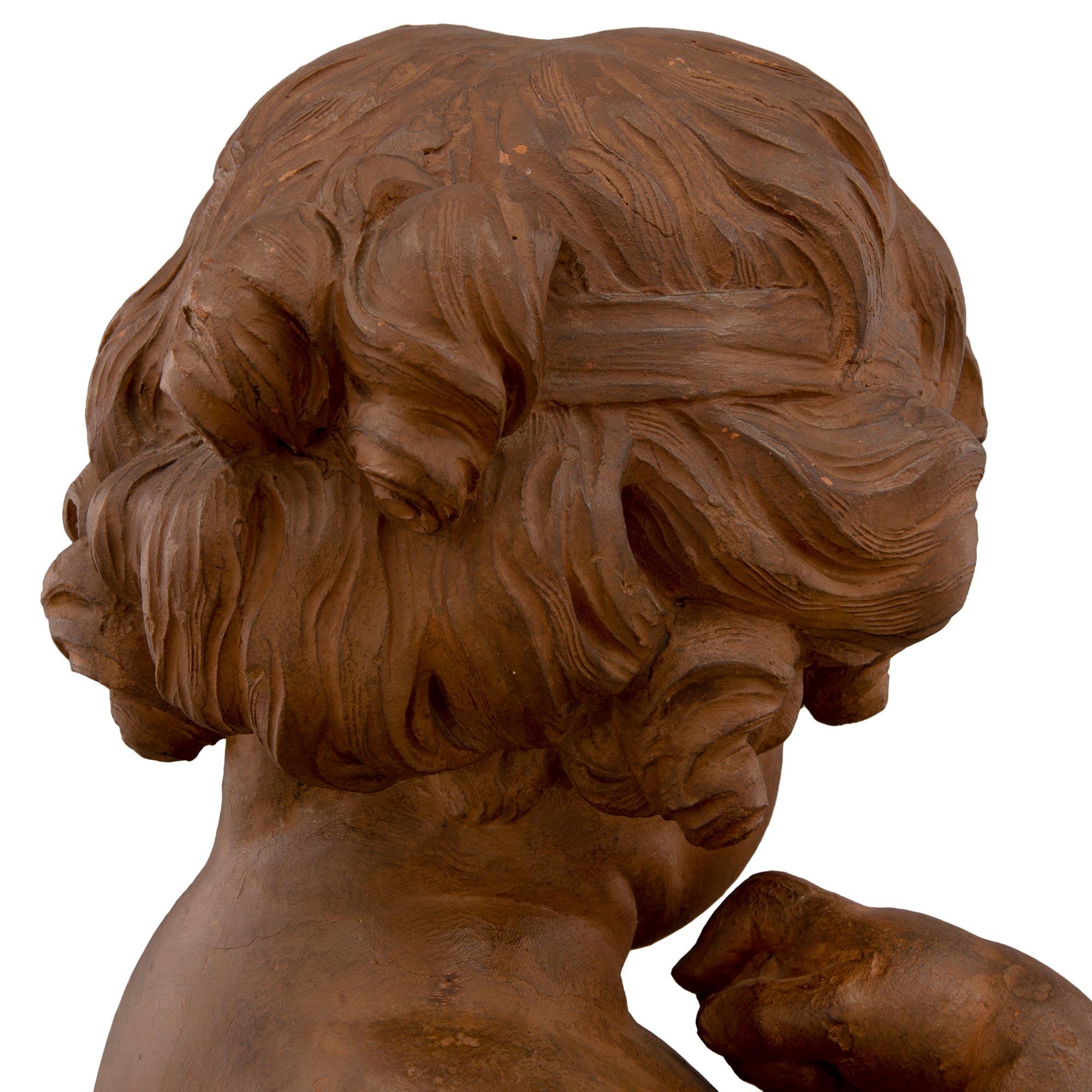 Paire de statues françaises en terre cuite du 18e siècle représentant des enfants jouant avec un oiseau en vente 2