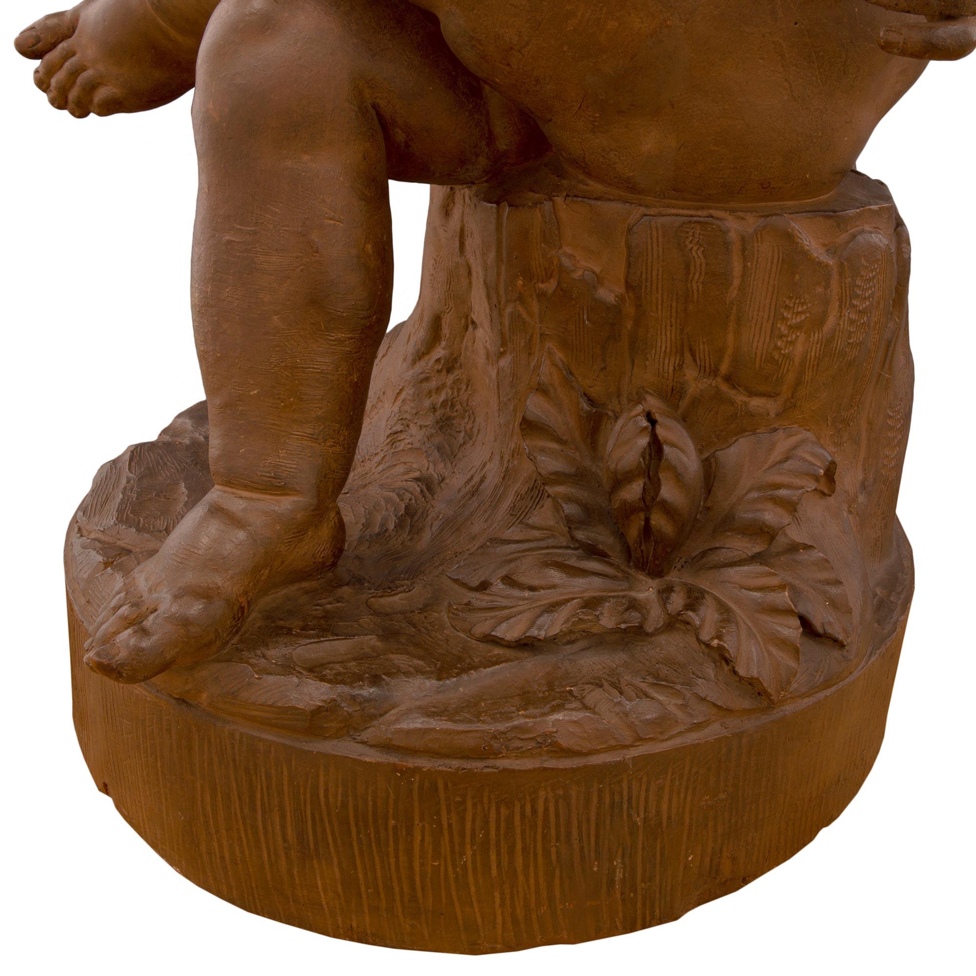 Paire de statues françaises en terre cuite du 18e siècle représentant des enfants jouant avec un oiseau en vente 3