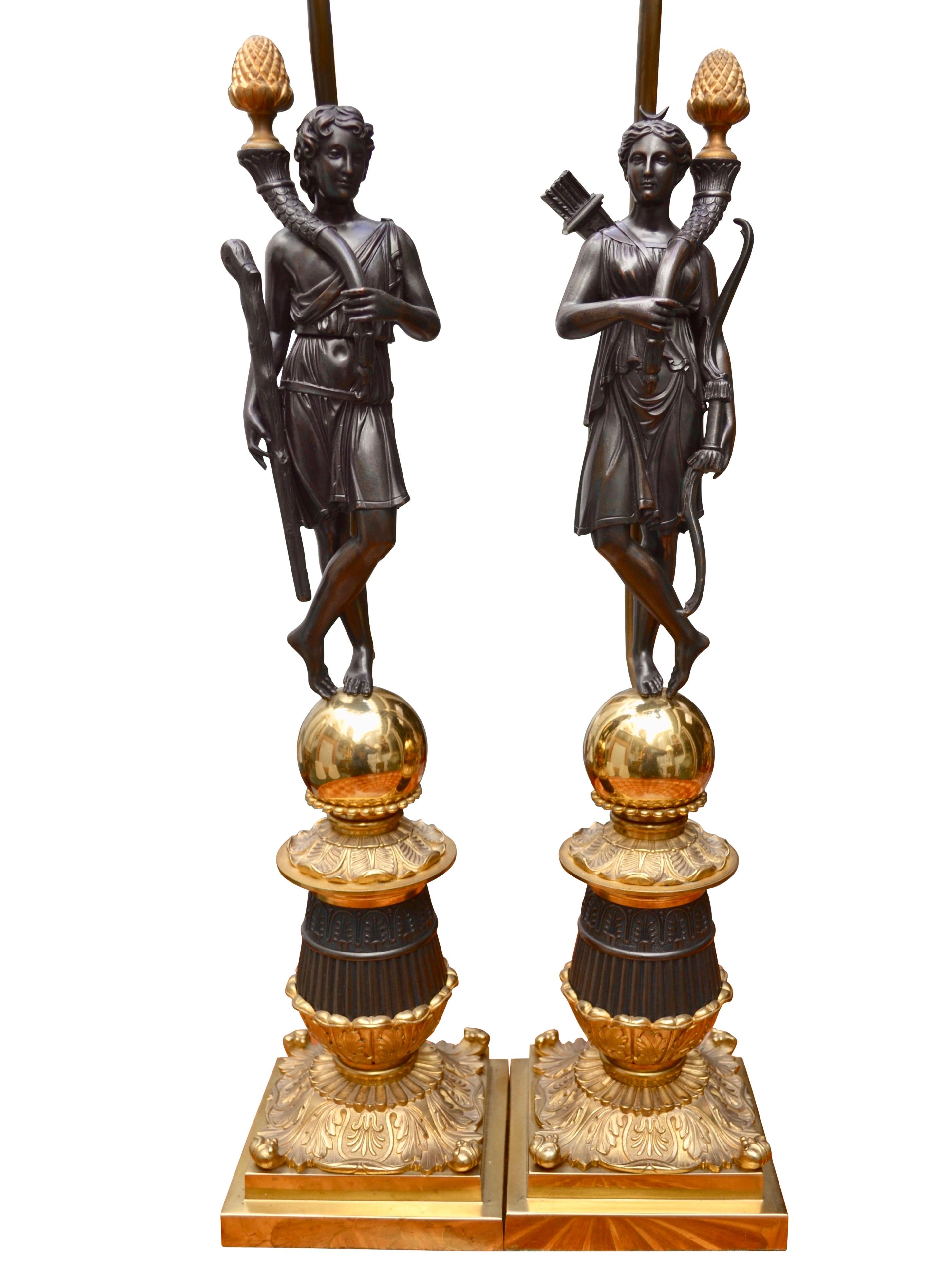 Doré Paire de lampes néoclassiques françaises du XIXe siècle en bronze figuratif en vente