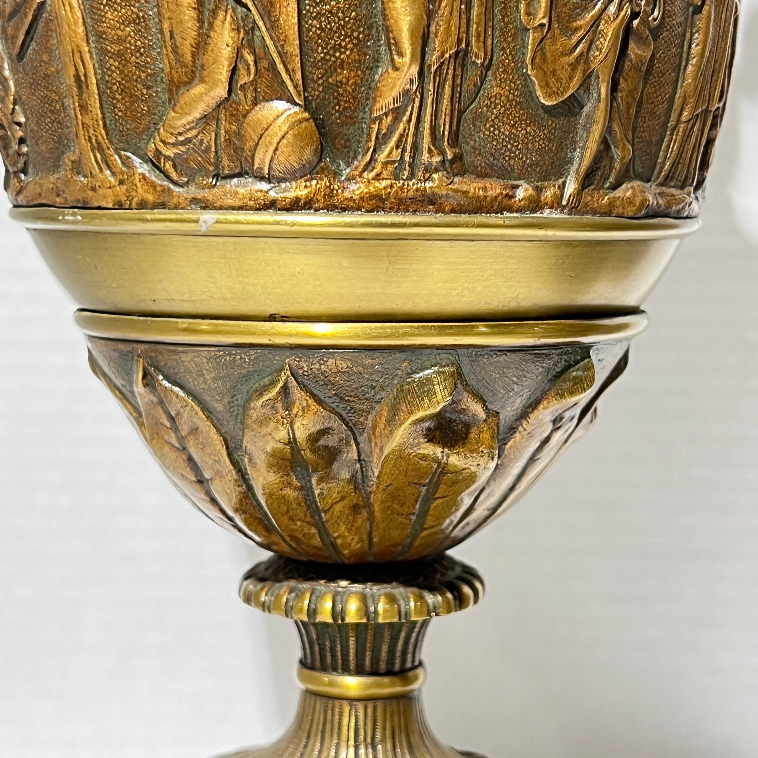 Paire d'objets de style néoclassique français du 19e siècle  Vases de style bronze et marbre en vente 6