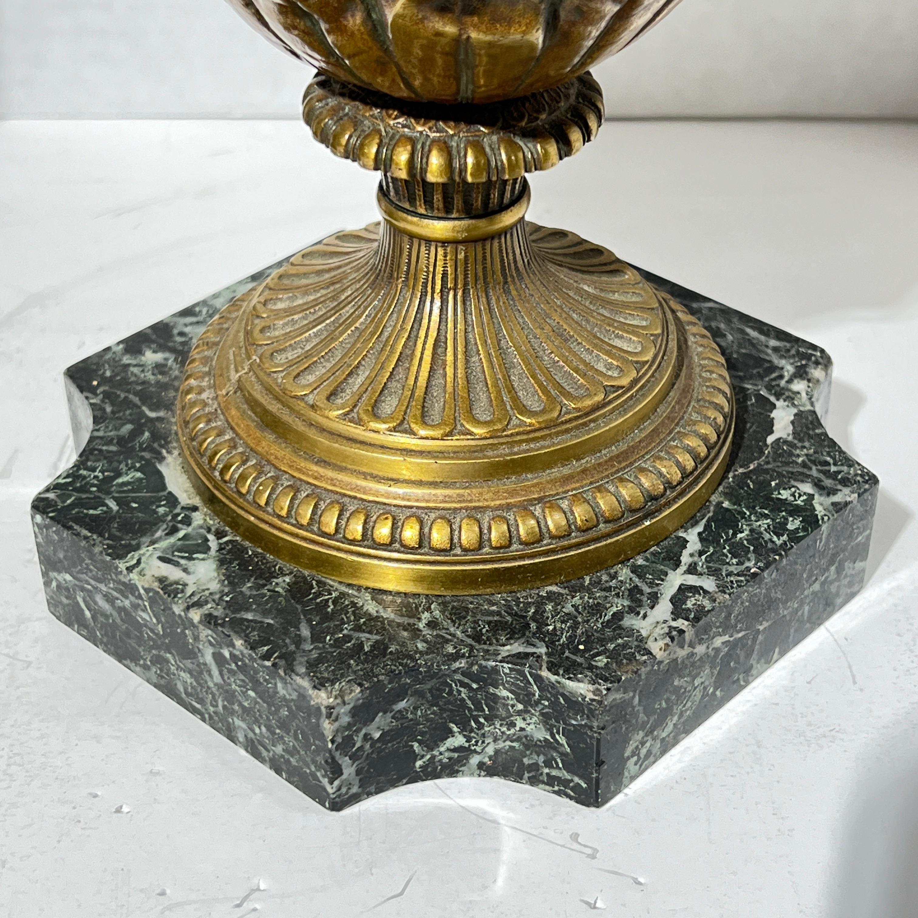 Paire d'objets de style néoclassique français du 19e siècle  Vases de style bronze et marbre en vente 7