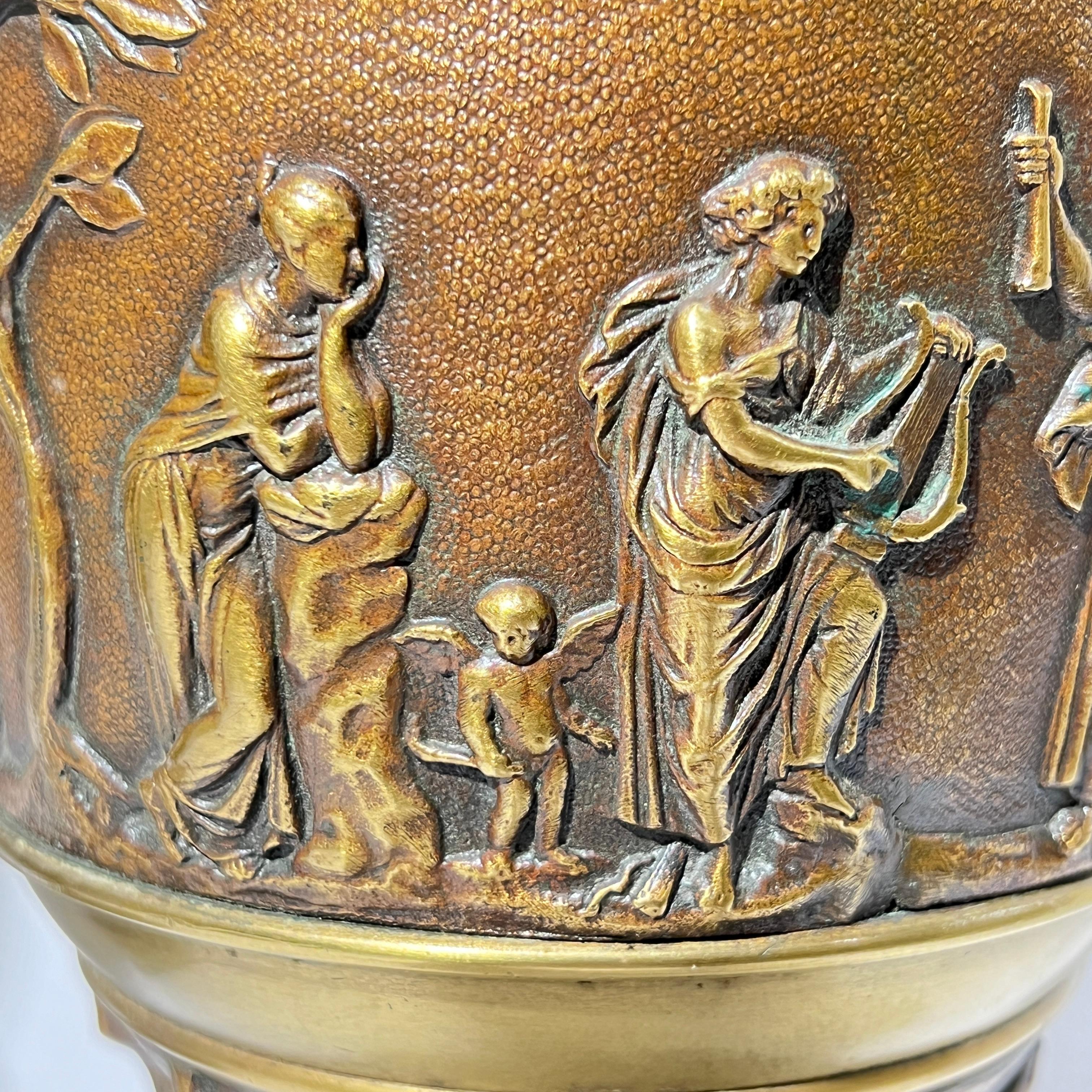 Paire d'objets de style néoclassique français du 19e siècle  Vases de style bronze et marbre en vente 8