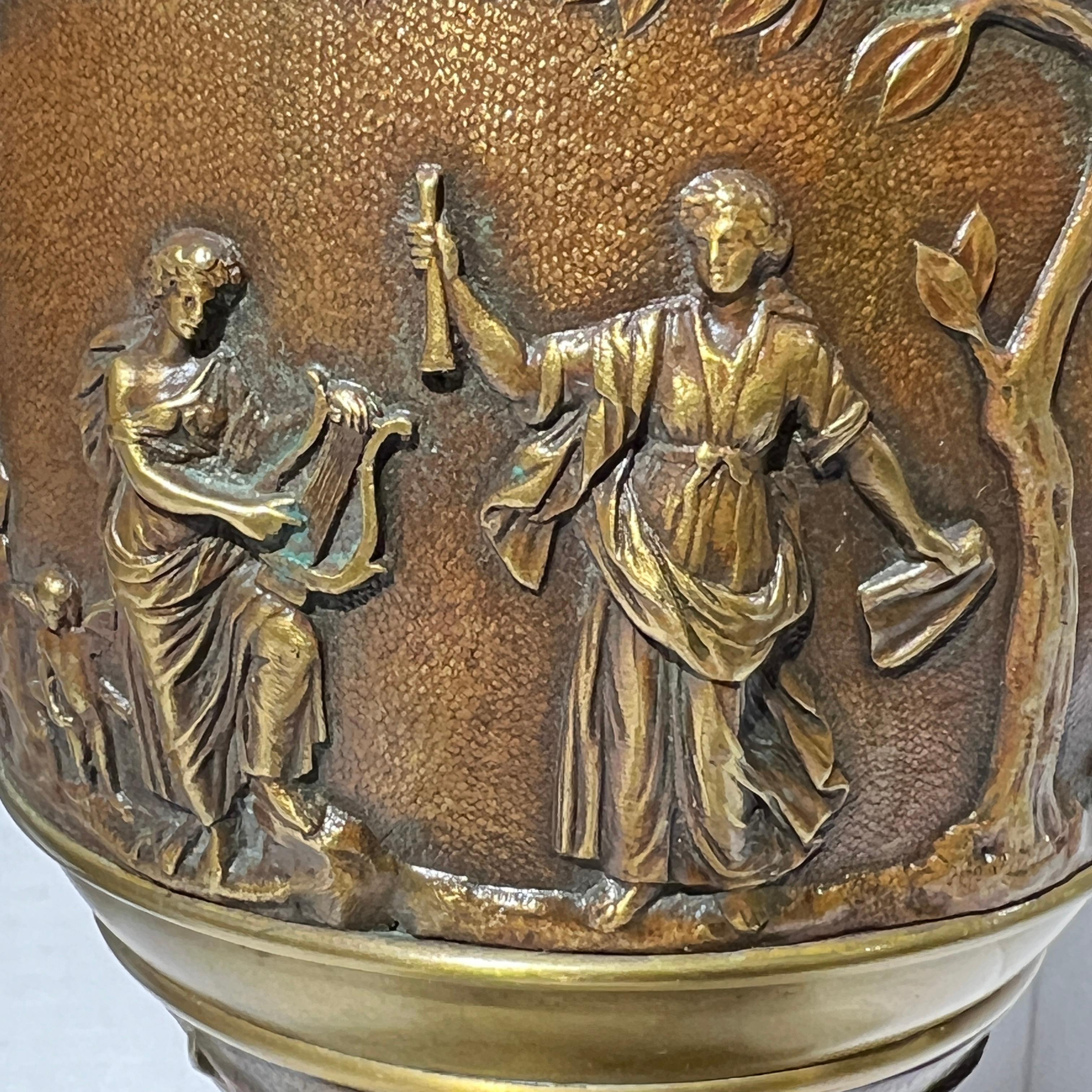 Paire d'objets de style néoclassique français du 19e siècle  Vases de style bronze et marbre en vente 9