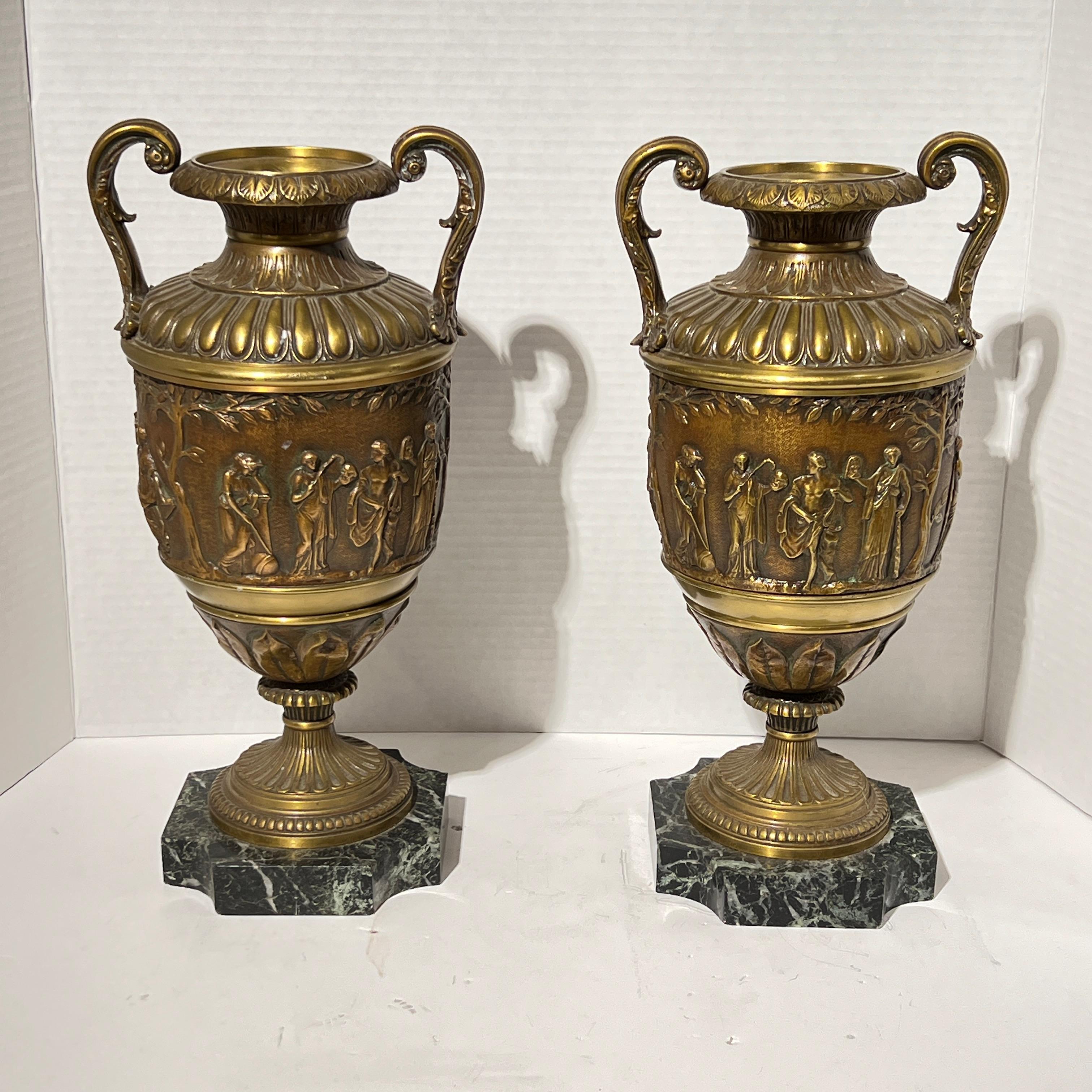 Louis XVI Paire d'objets de style néoclassique français du 19e siècle  Vases de style bronze et marbre en vente