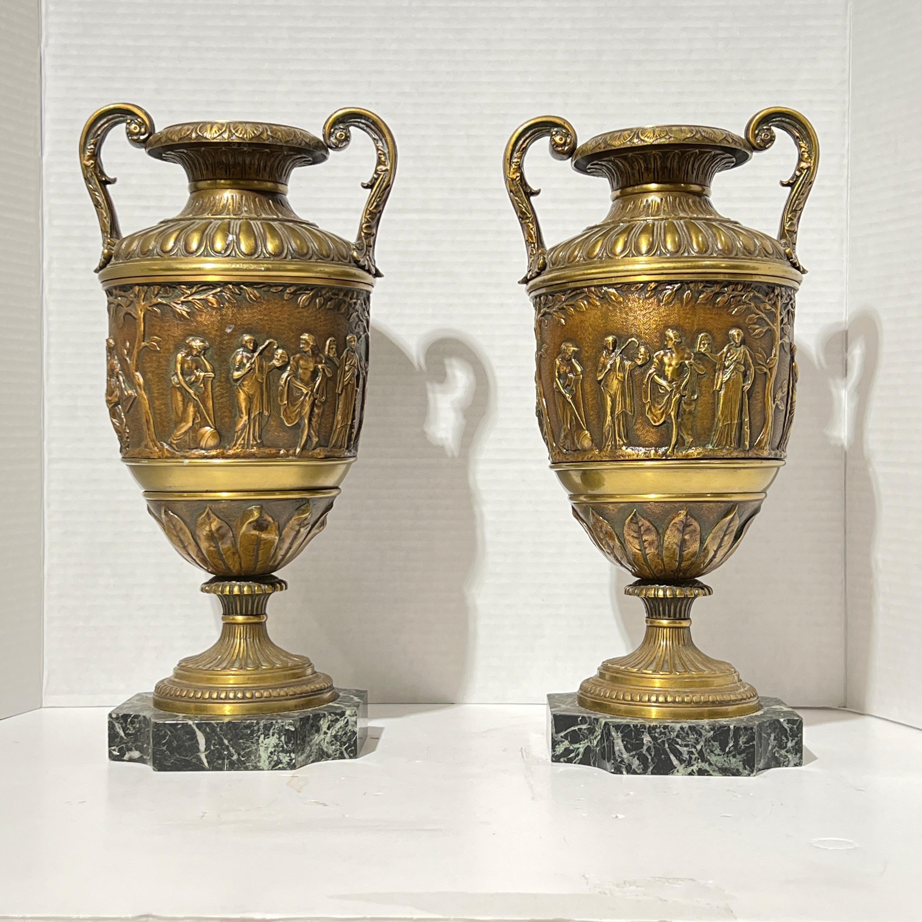 Français Paire d'objets de style néoclassique français du 19e siècle  Vases de style bronze et marbre en vente
