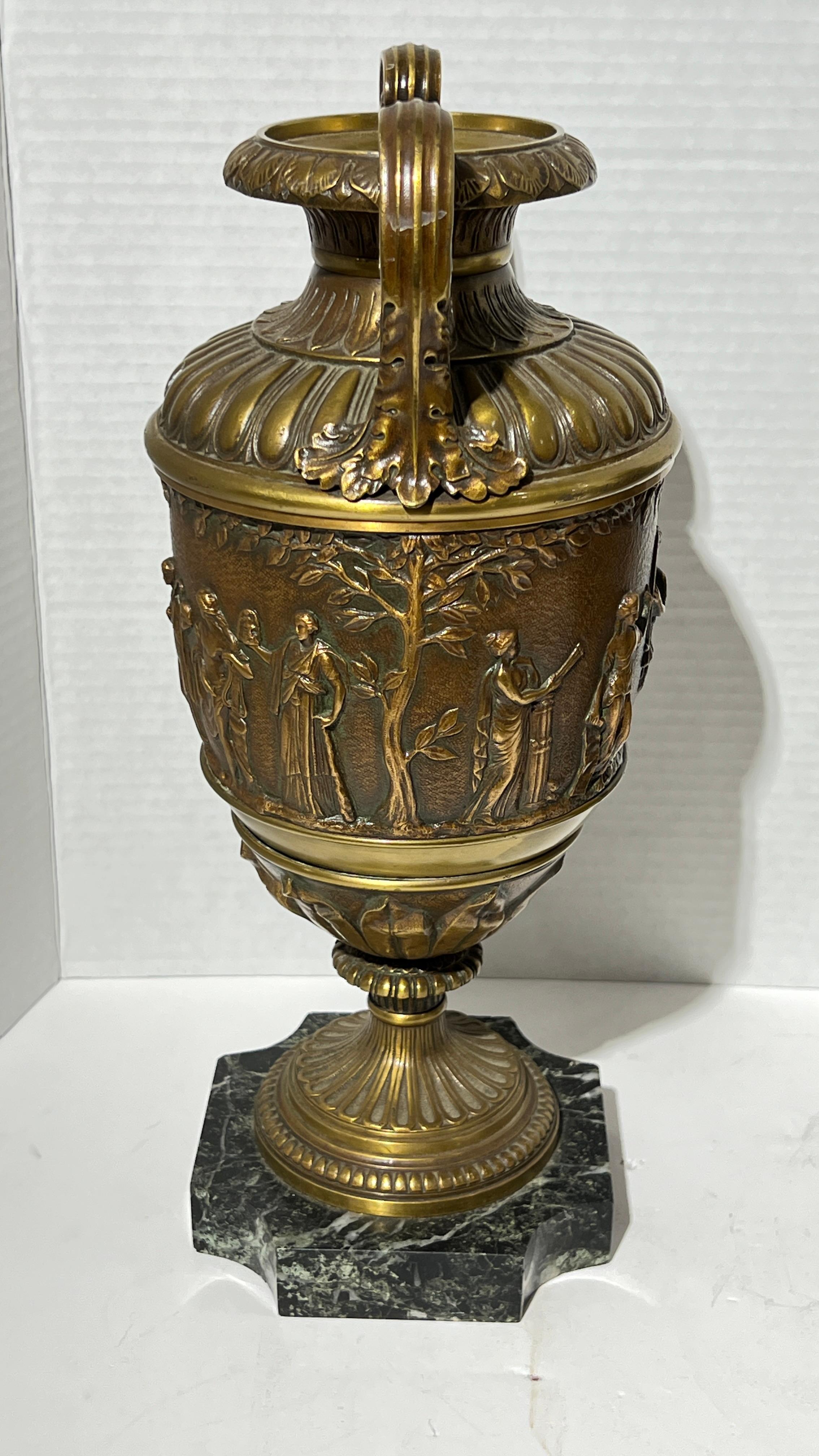 Paire d'objets de style néoclassique français du 19e siècle  Vases de style bronze et marbre Bon état - En vente à New York, NY