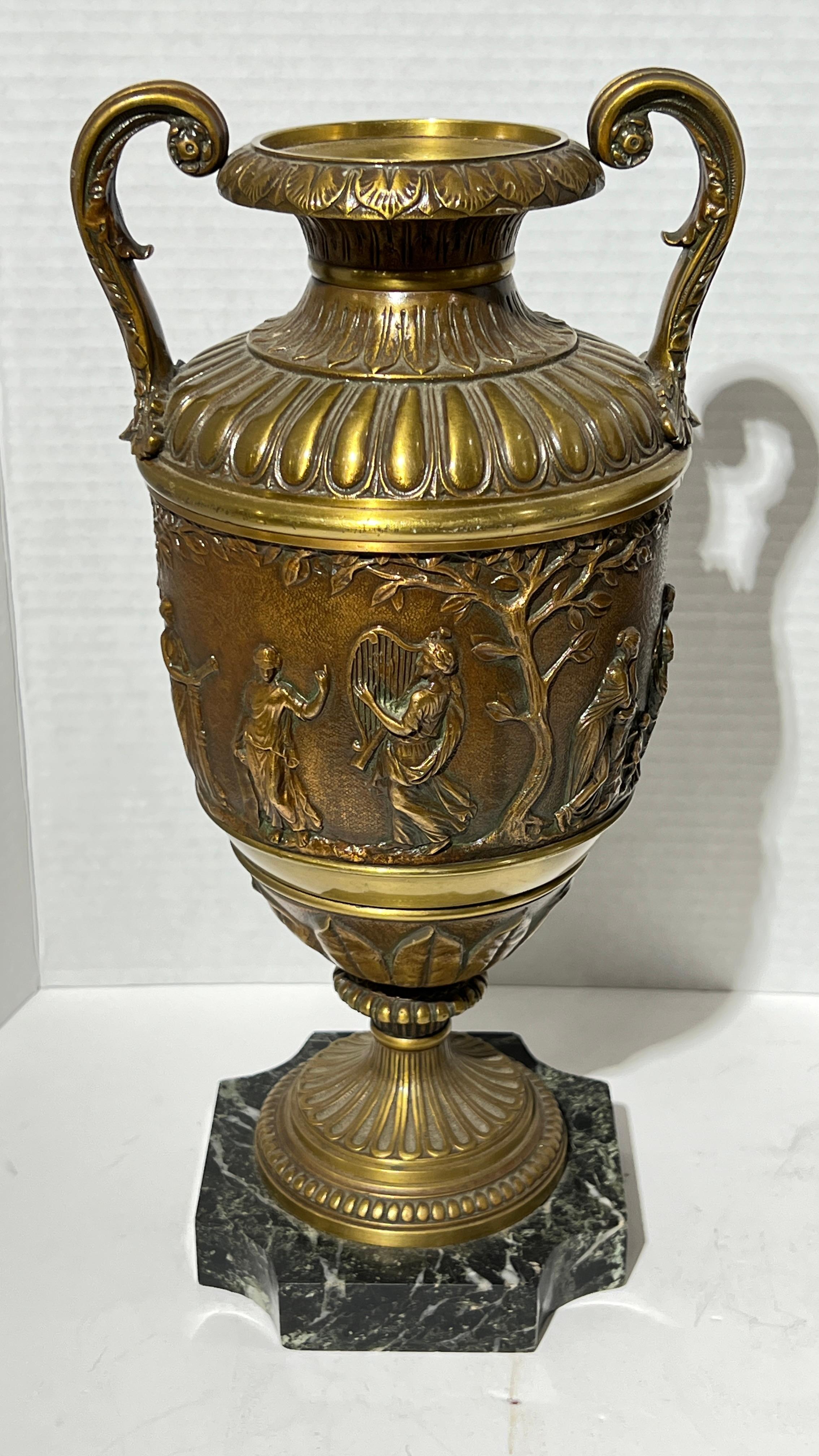 XIXe siècle Paire d'objets de style néoclassique français du 19e siècle  Vases de style bronze et marbre en vente
