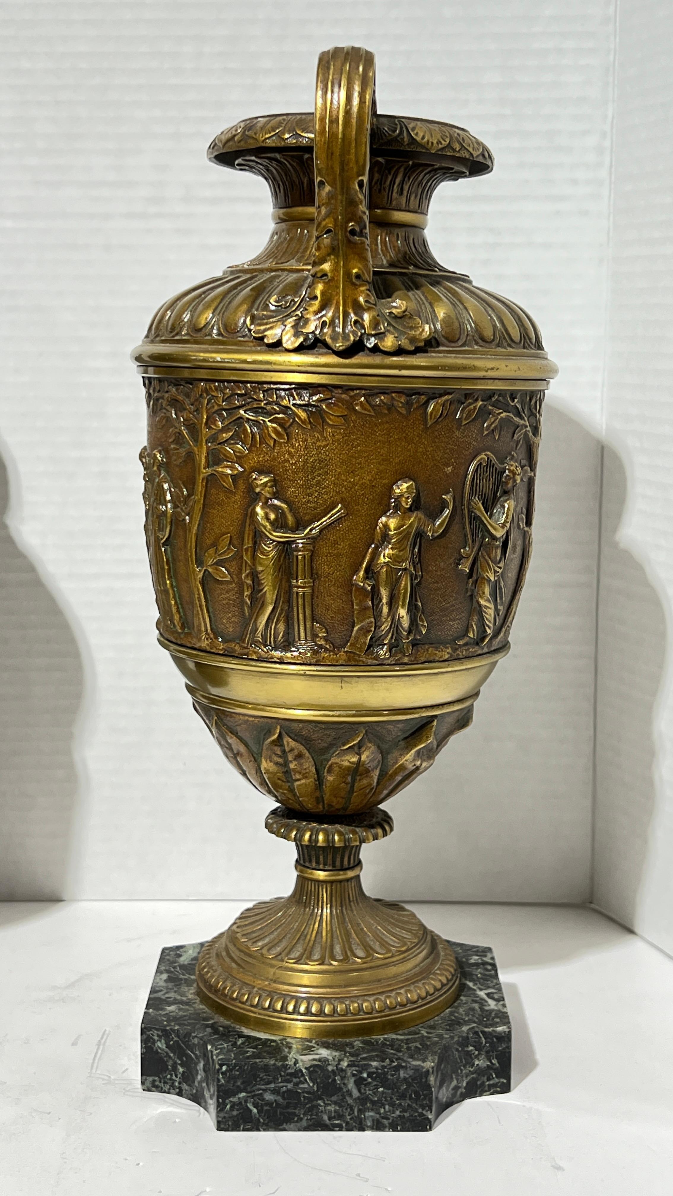 Bronze Paire d'objets de style néoclassique français du 19e siècle  Vases de style bronze et marbre en vente