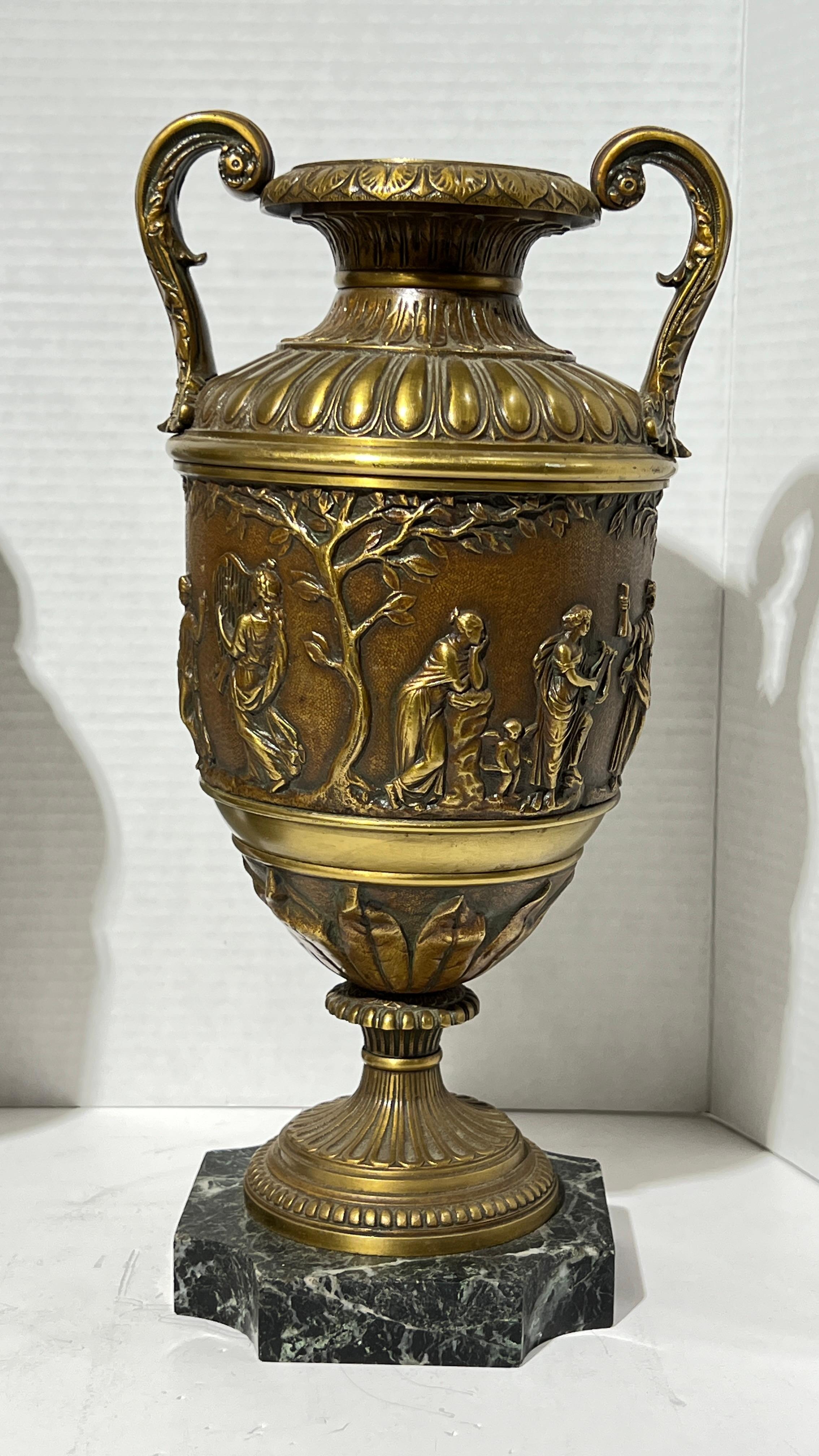 Paire d'objets de style néoclassique français du 19e siècle  Vases de style bronze et marbre en vente 1