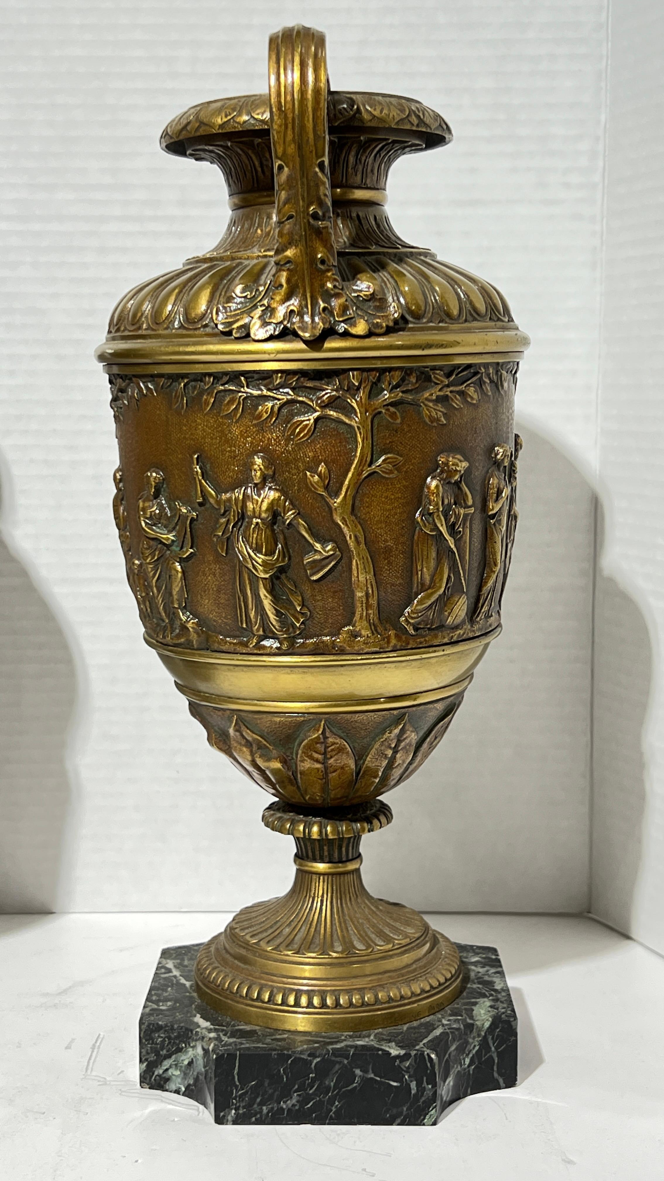 Paire d'objets de style néoclassique français du 19e siècle  Vases de style bronze et marbre en vente 2
