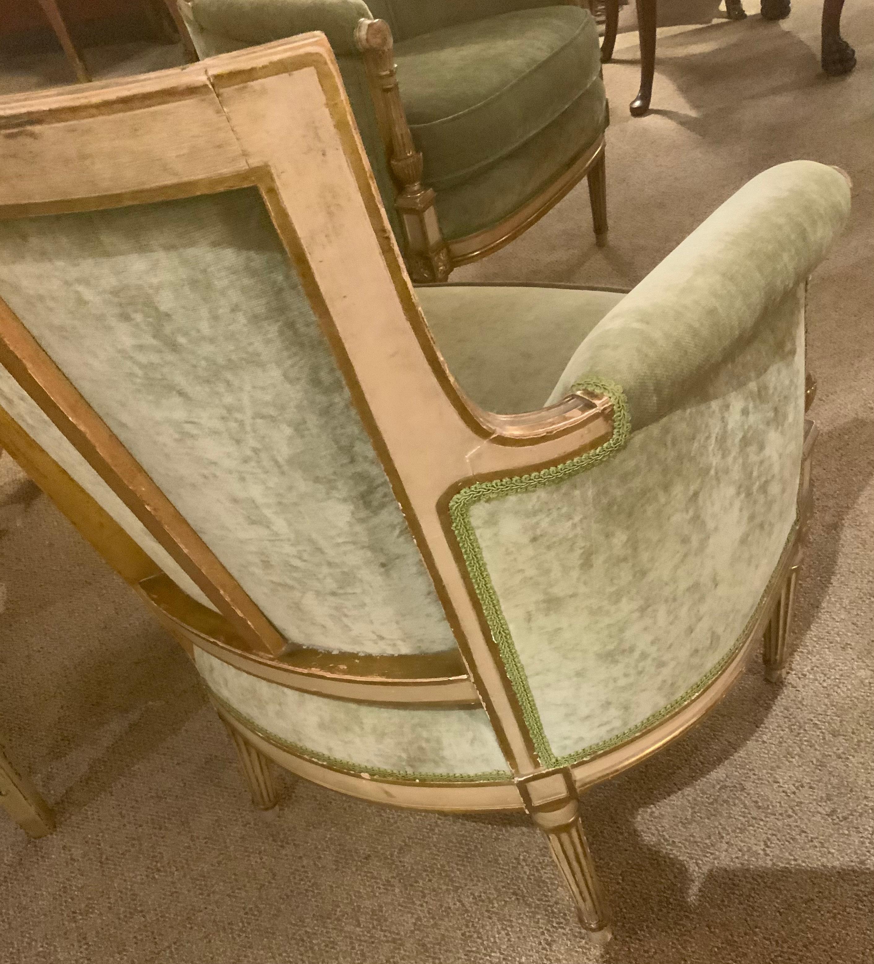 Paar französische 19. Parcel vergoldete und lackierte Stühle (Louis XVI.) im Angebot