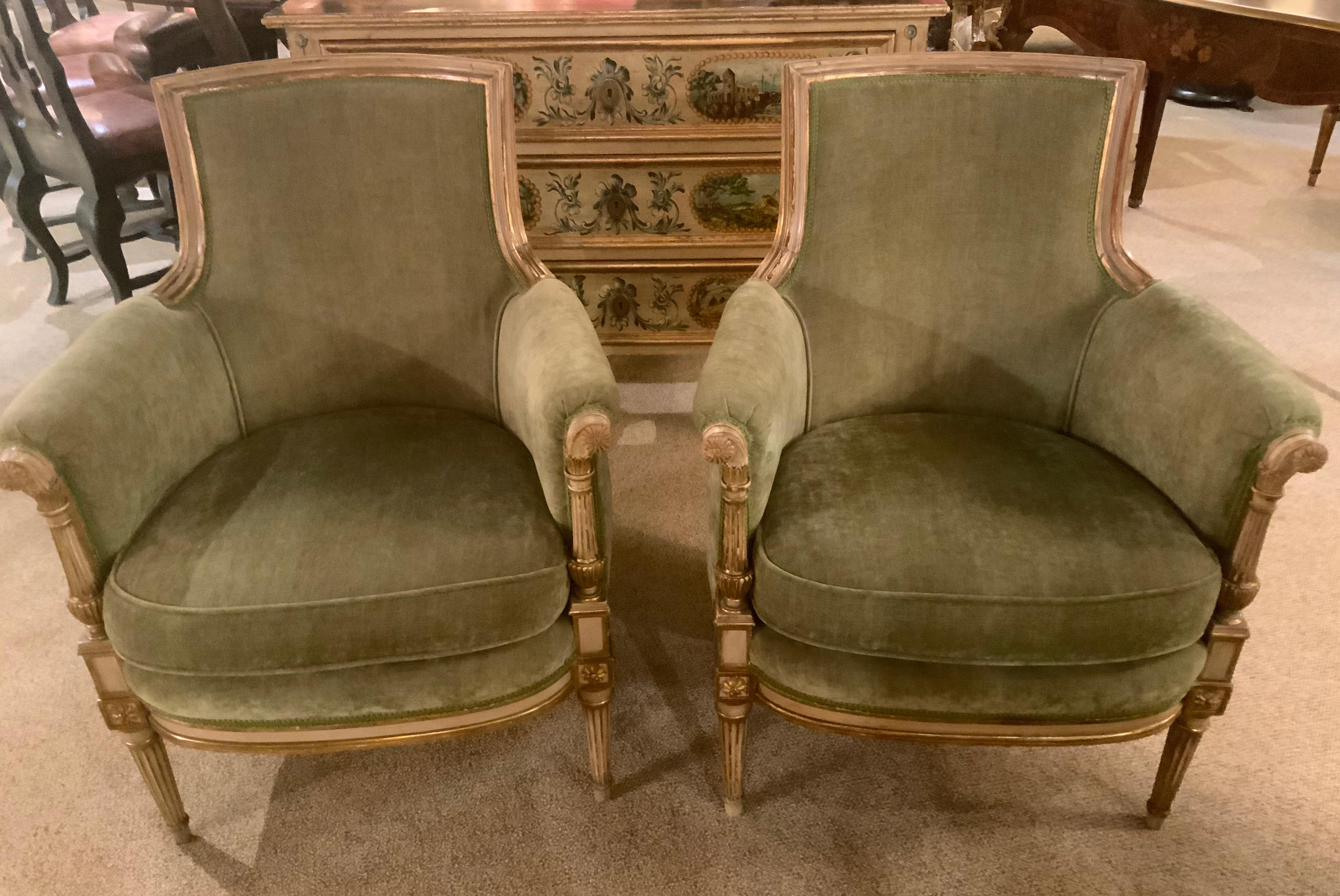 Paar französische 19. Parcel vergoldete und lackierte Stühle (Vergoldetes Holz) im Angebot