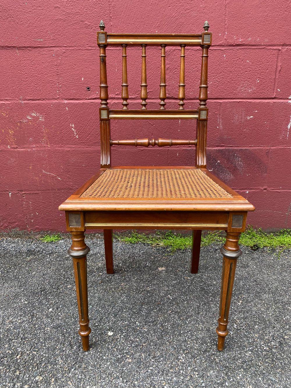 Paire de chaises d'appoint françaises des années 1900 avec sièges cannés Bon état - En vente à Buchanan, NY