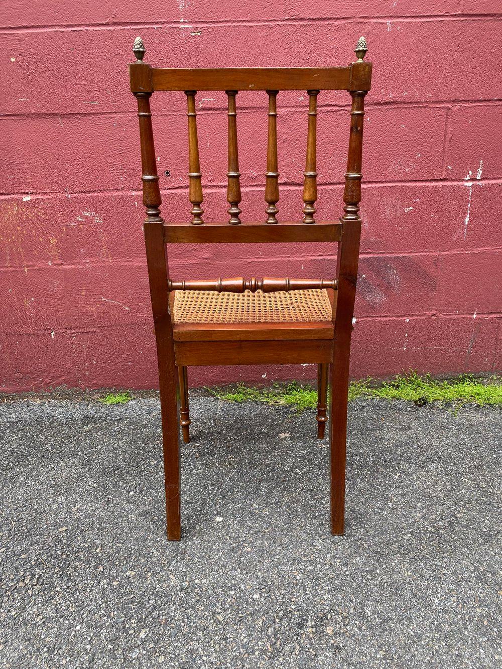 Paire de chaises d'appoint françaises des années 1900 avec sièges cannés en vente 2