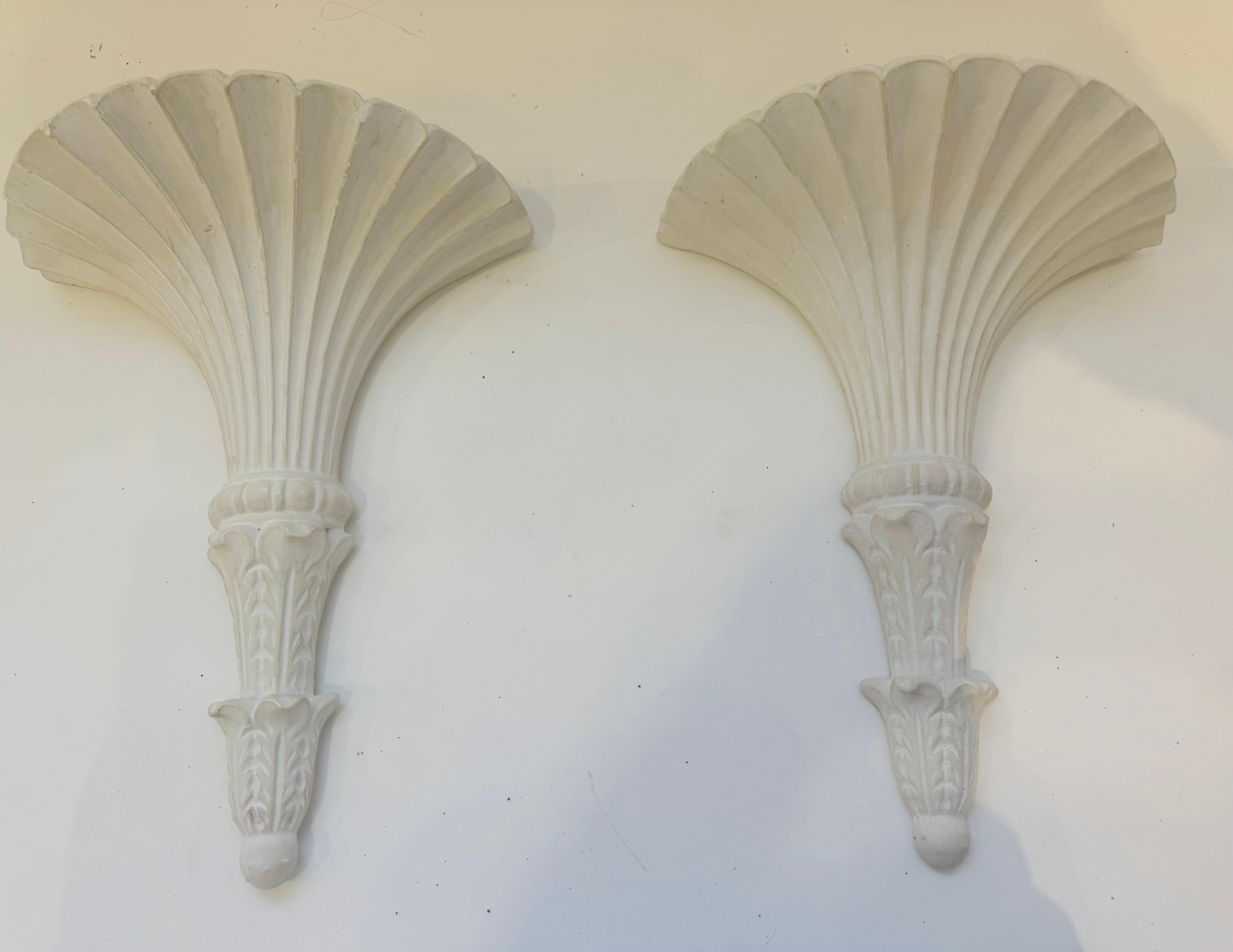 Una meravigliosa coppia di grandi lampade da parete francesi in stile torchiere degli anni '20. Ricablato con e12
Prese a candelabro . 