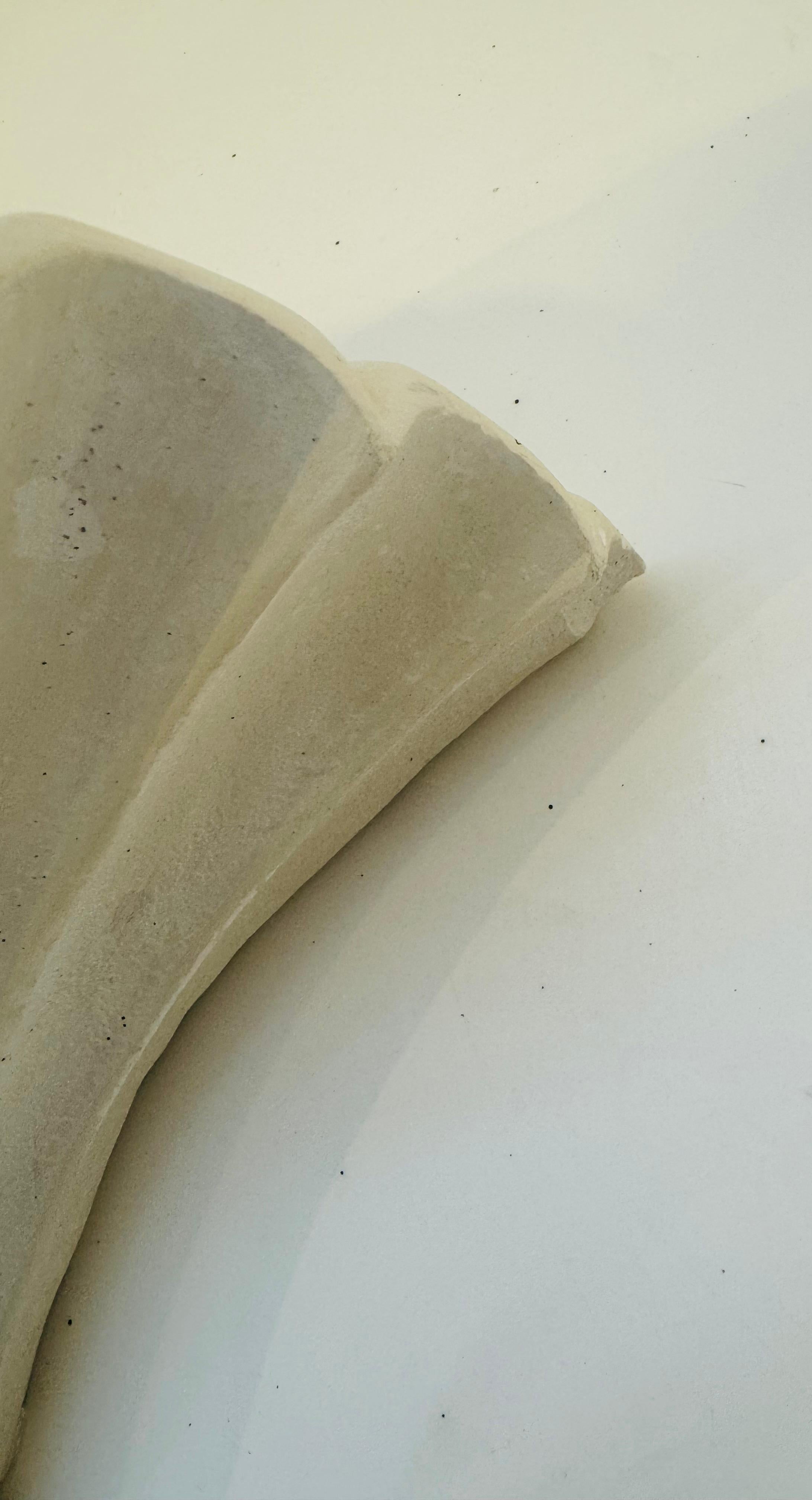 Inizio XX secolo Coppia di sconsigliere in gesso francese Art Deco degli anni '20 in vendita