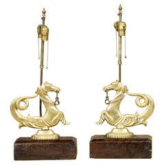 Paire de lampes de table françaises des années 1920 en forme d'hippocampe en laiton sur socle en bois, câblées aux USA