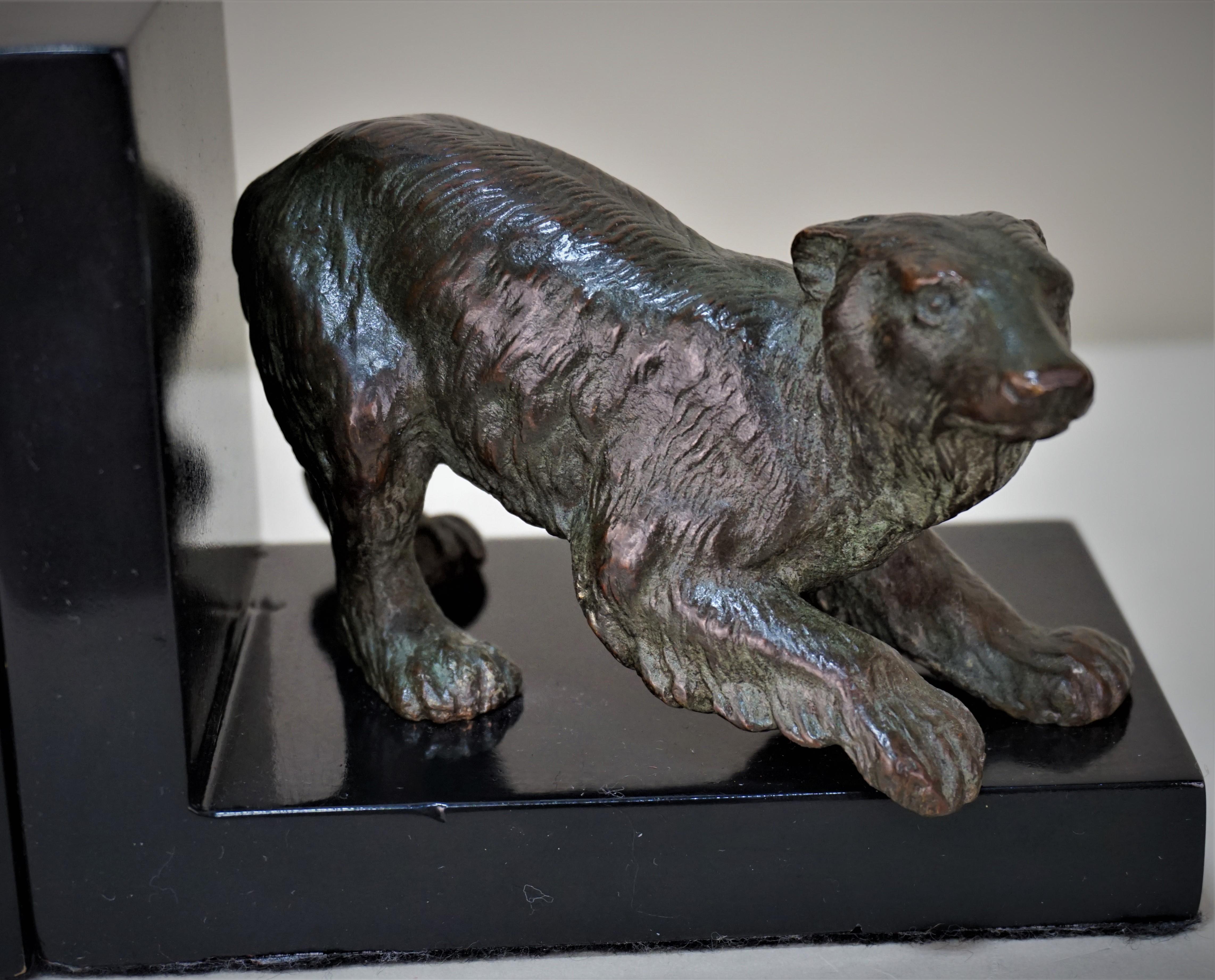 Serre-livres en forme d'ours en bronze monté sur pierre laquée. 
La mesure est seulement pour 1 serre-livres.