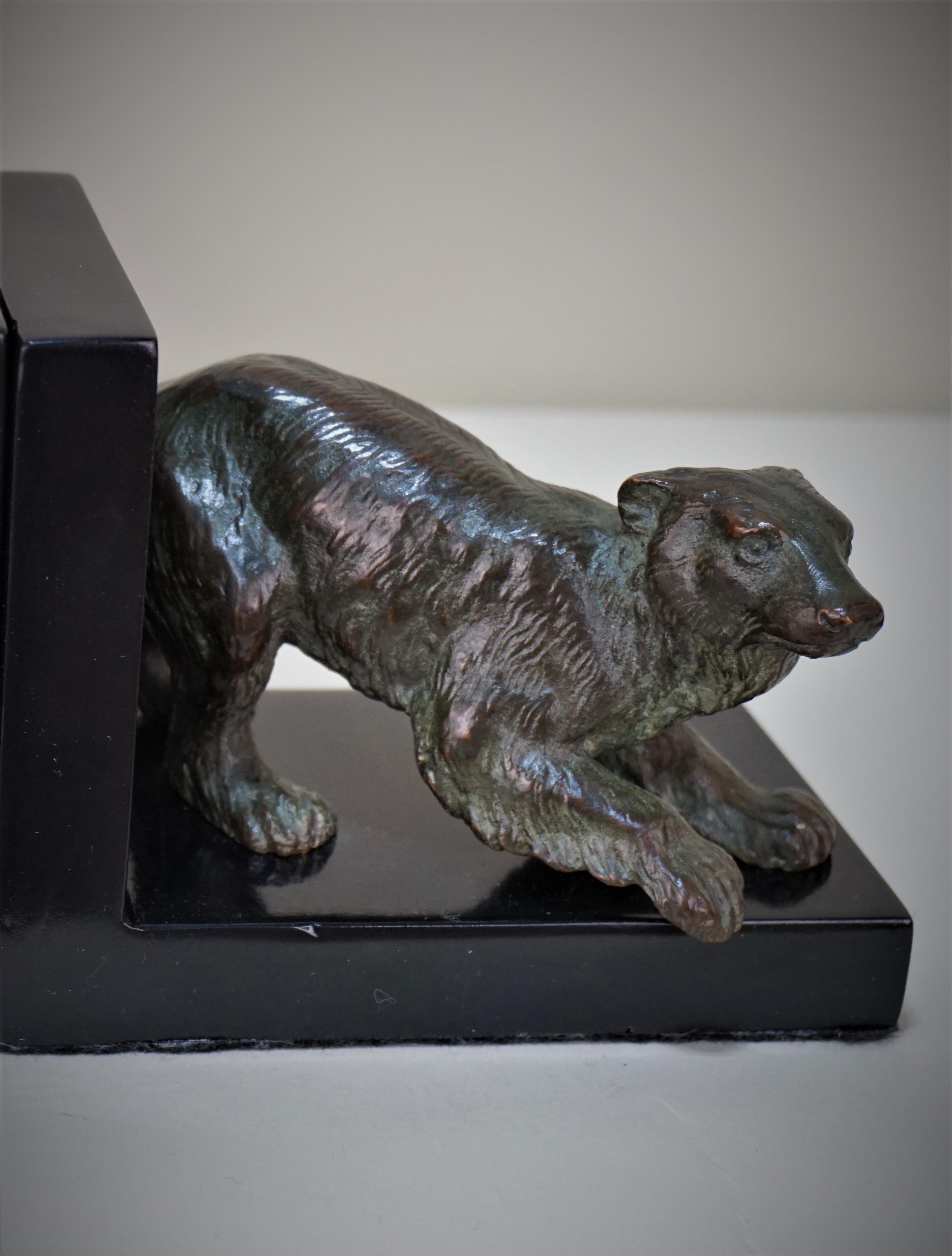 Paire de serre-livres français en bronze en forme d'ours des années 1920 en vente 1